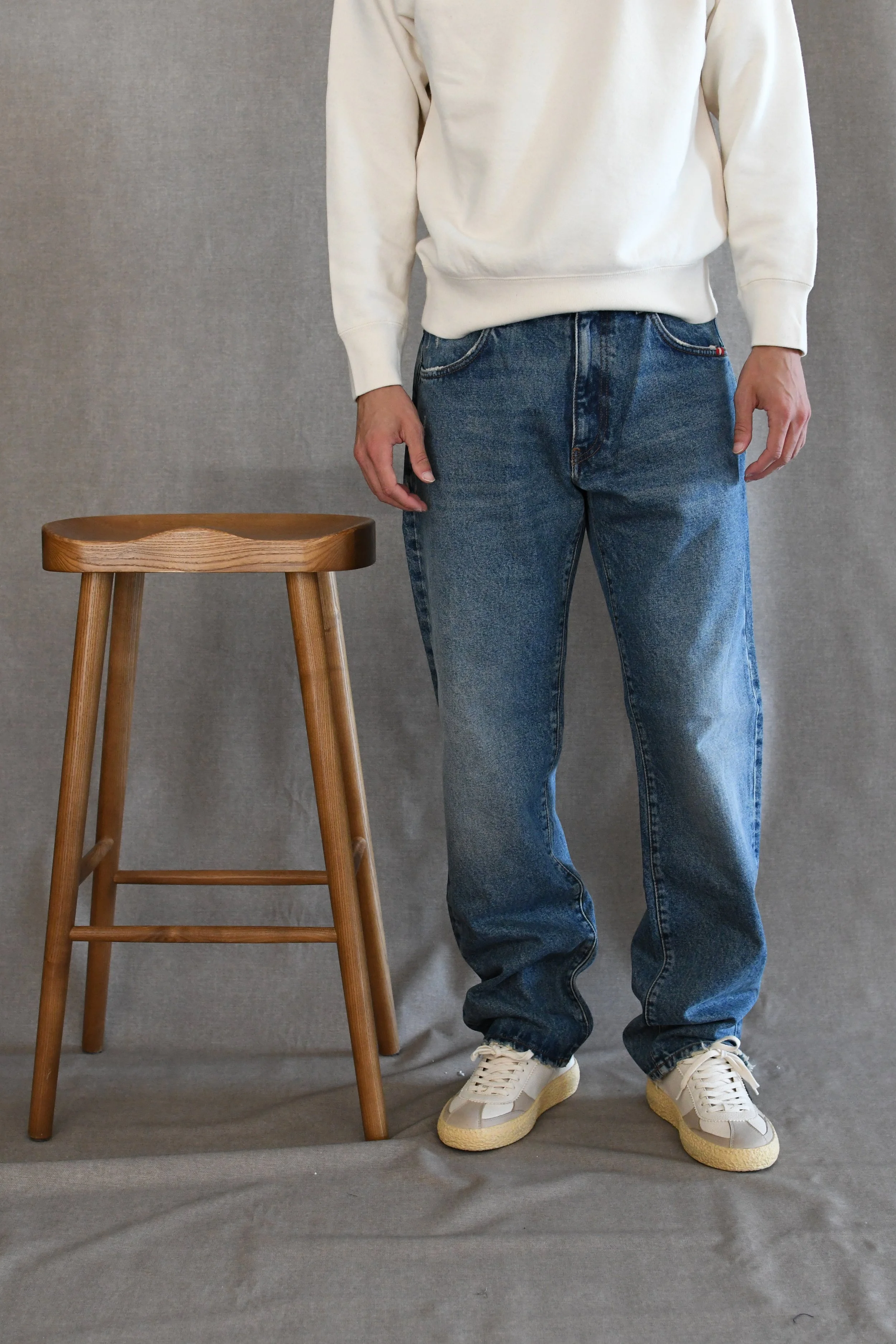 Jeans Amish tela con lavaggio medio e fondo dritto. Un denim moderno con una vestibilità comoda ideale da abbinare ad una scarpa bassa.
