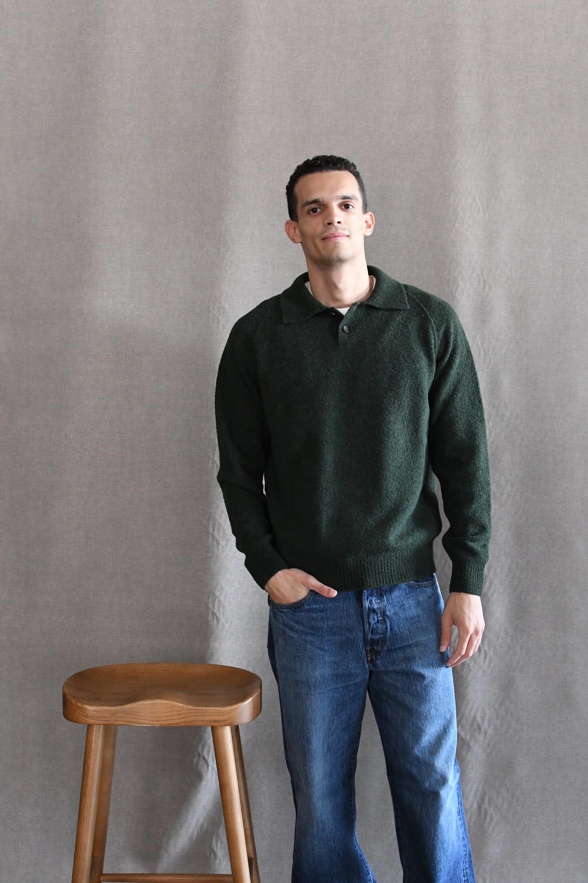 Polo Gallia bouclé in calda e morbida lana tinta unita. Maglia di ispirazione vintage.