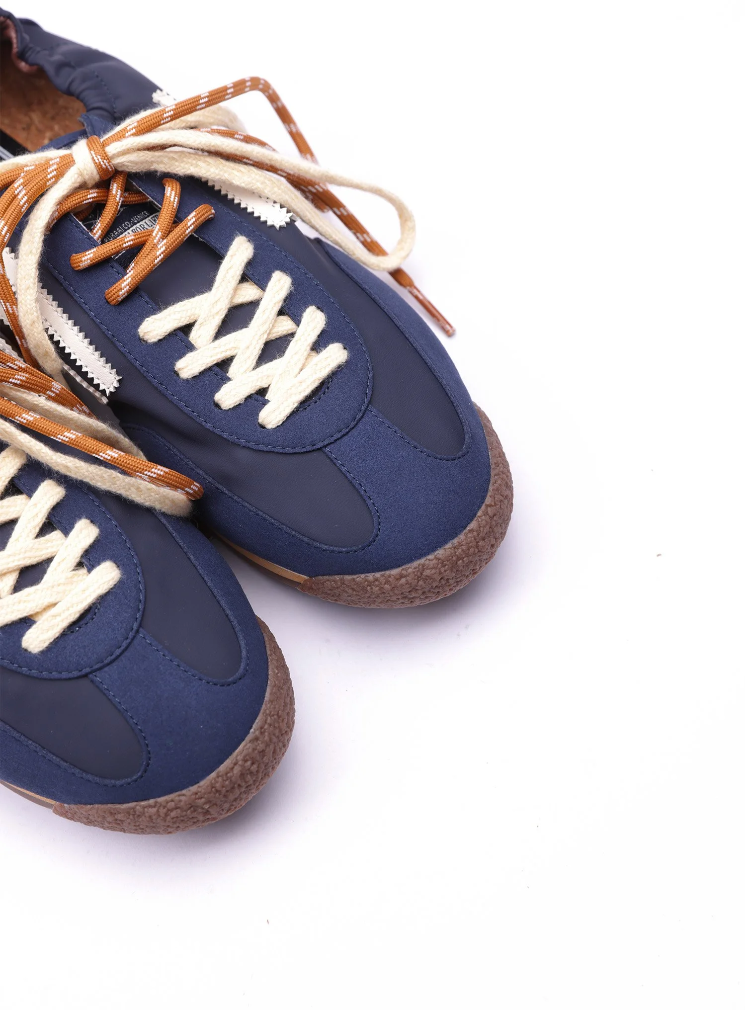 Sneakers Puraai ispirate dallo stile vintage anni 70, realizzate con materiali riciclati e biologici.