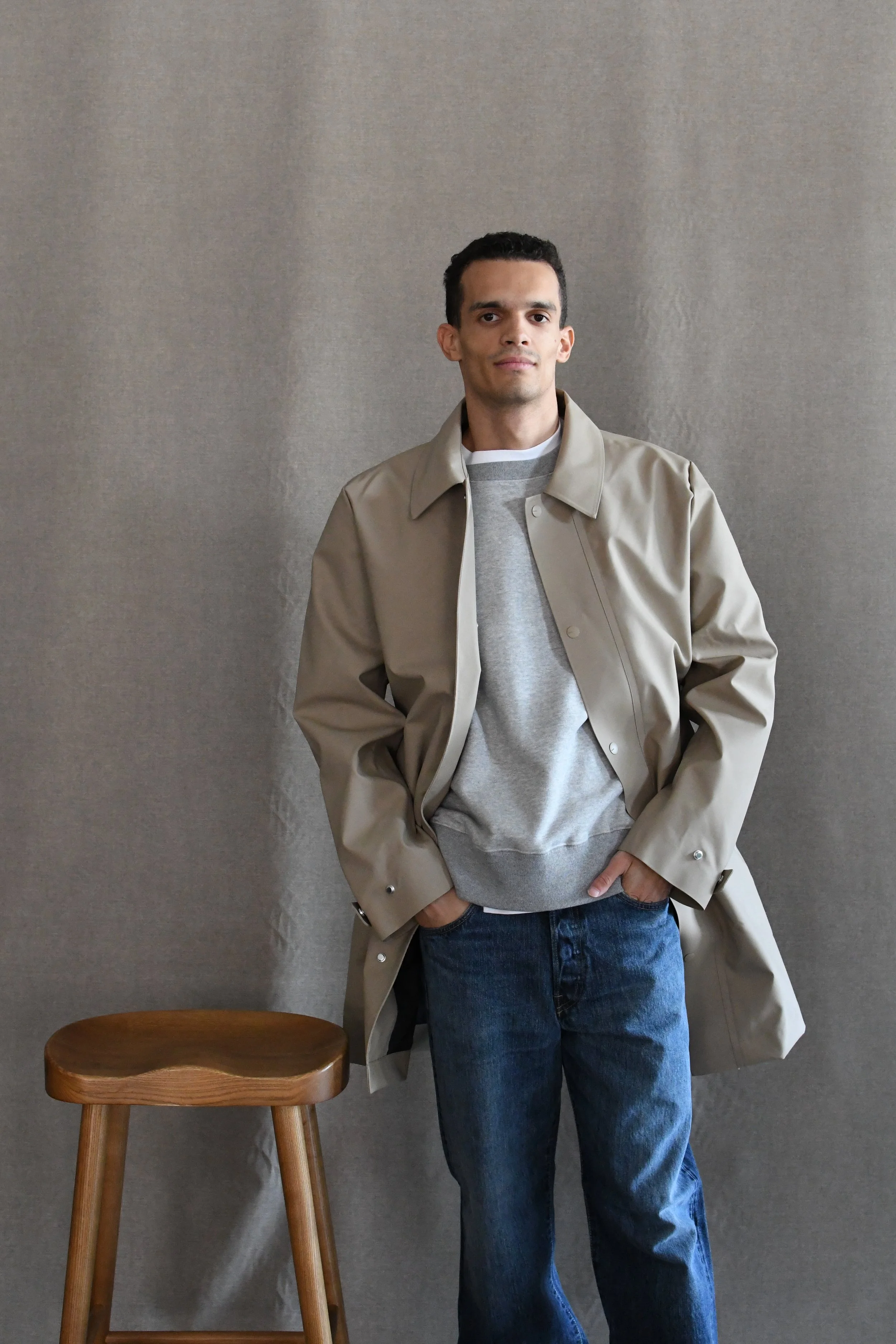 Cappotto Rains Nara Long Jacket è un impermeabile unisex resistente alle intemperie con uno stile assertivo.