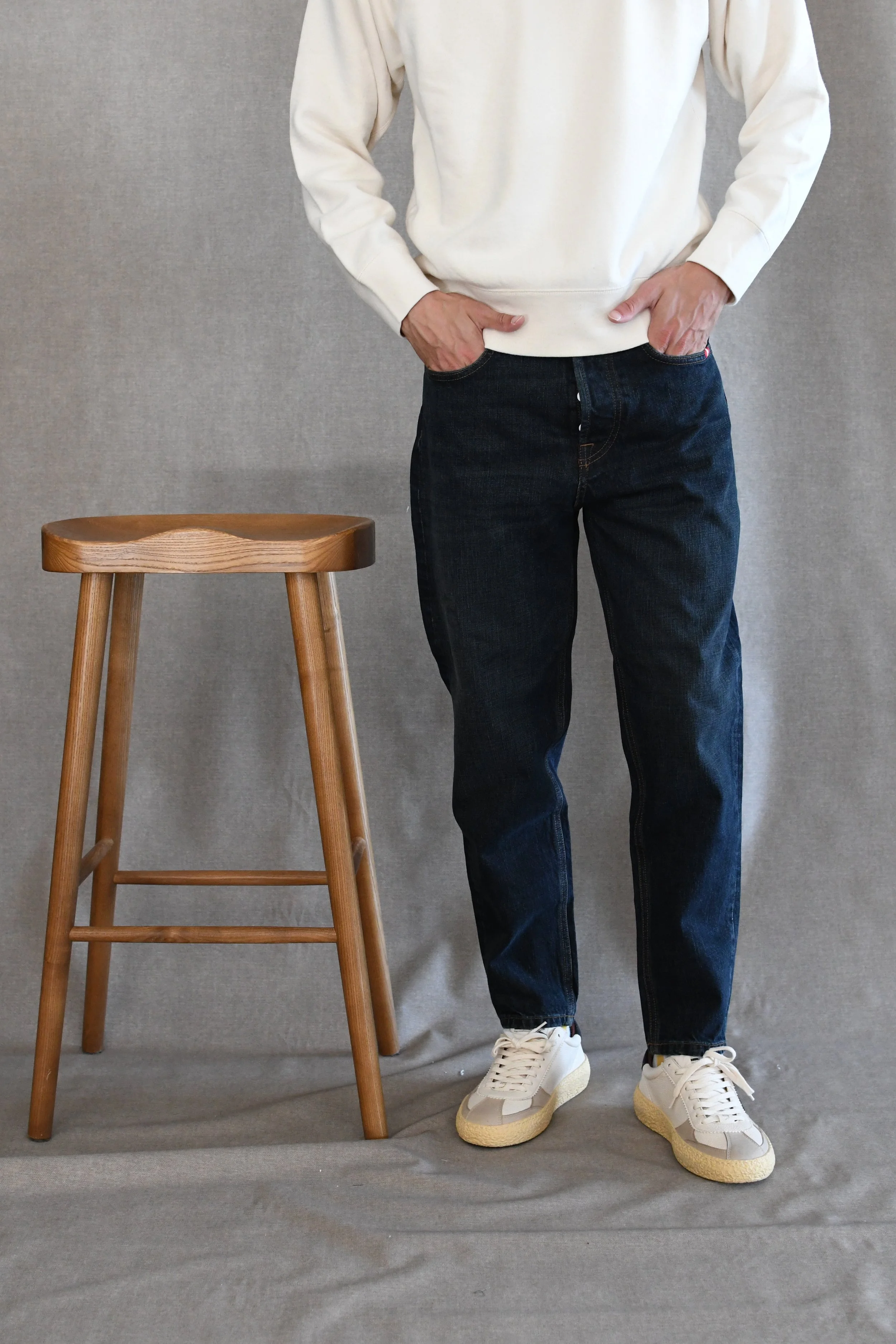 Jeans Amish lavaggio Scuro senza strappi. Vestibilità carrot.