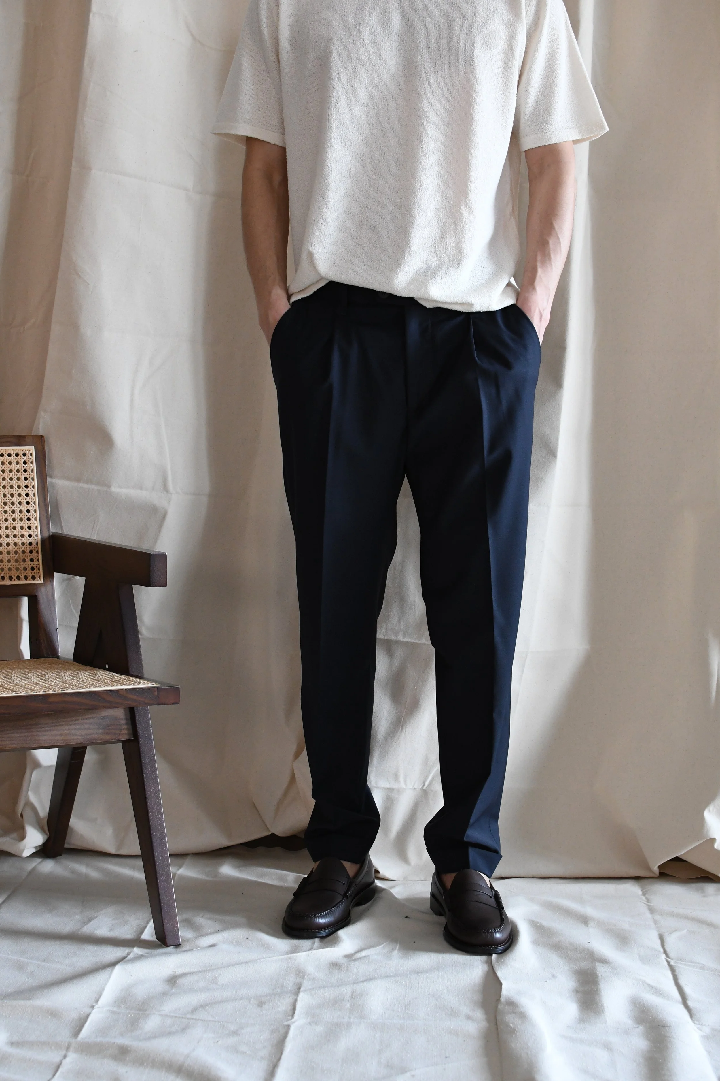 Pantalone Devorè in fresco lana tinta unita con pinces.