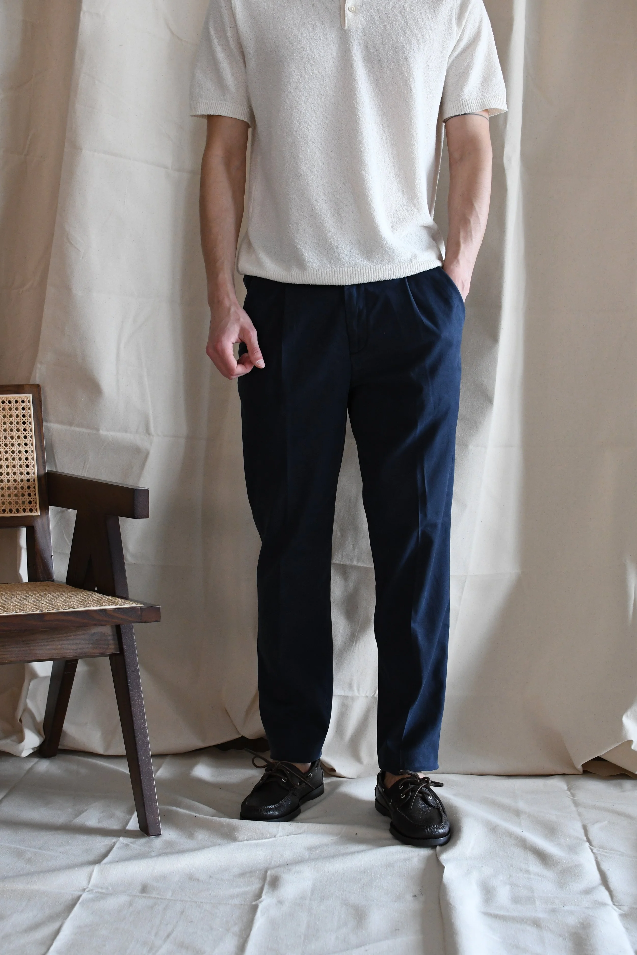 Pantalone Devorè in cotone tinta unita con pinces.