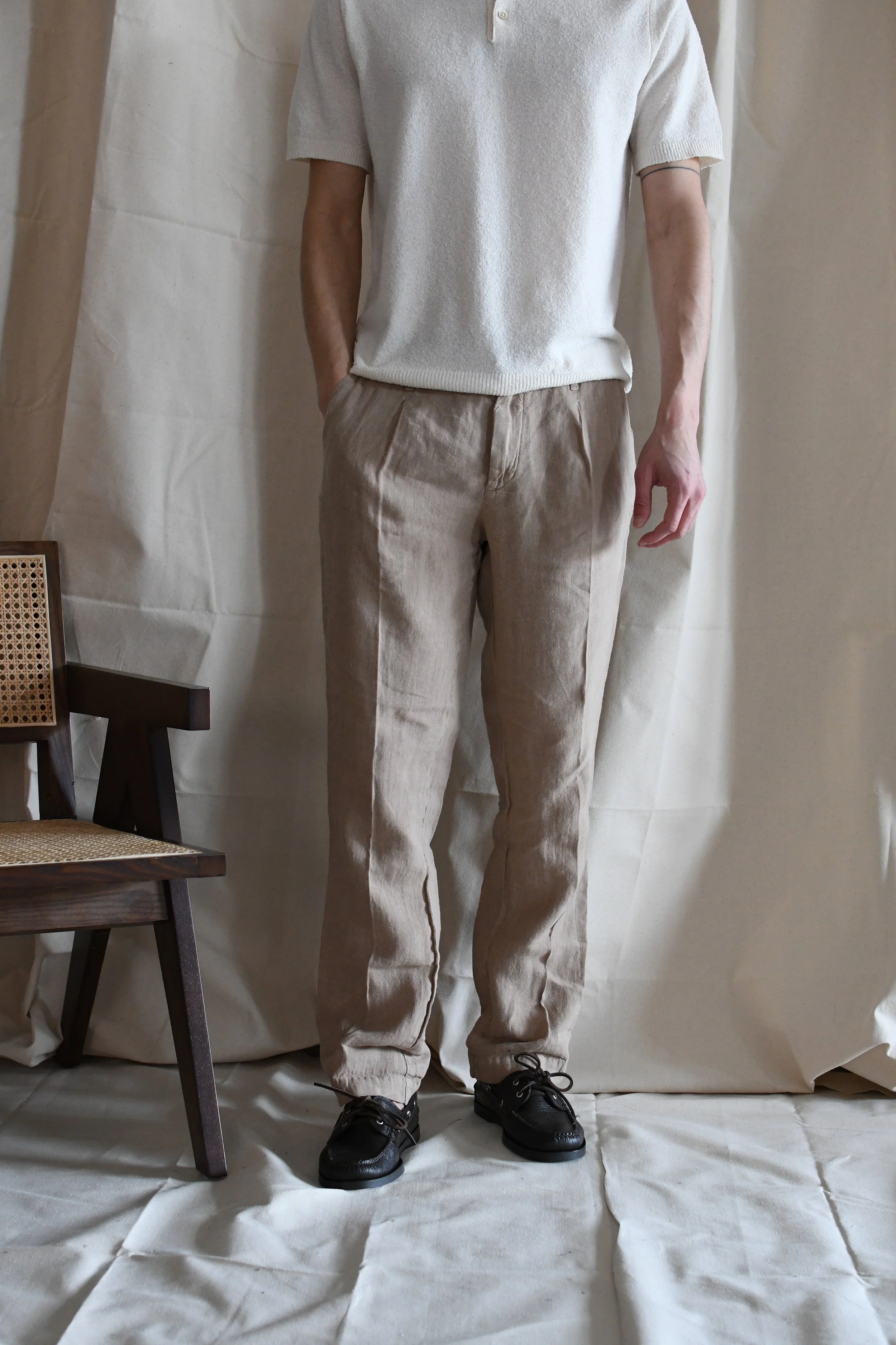 Pantalone Clark in lino con pinces frontale.