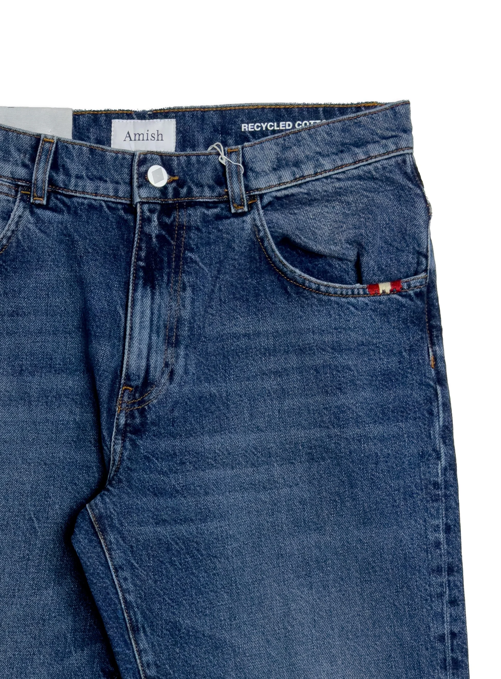 Jeans Amish tela con lavaggio medio e fondo dritto. Un denim moderno con una vestibilità comoda ideale da abbinare ad una scarpa bassa.