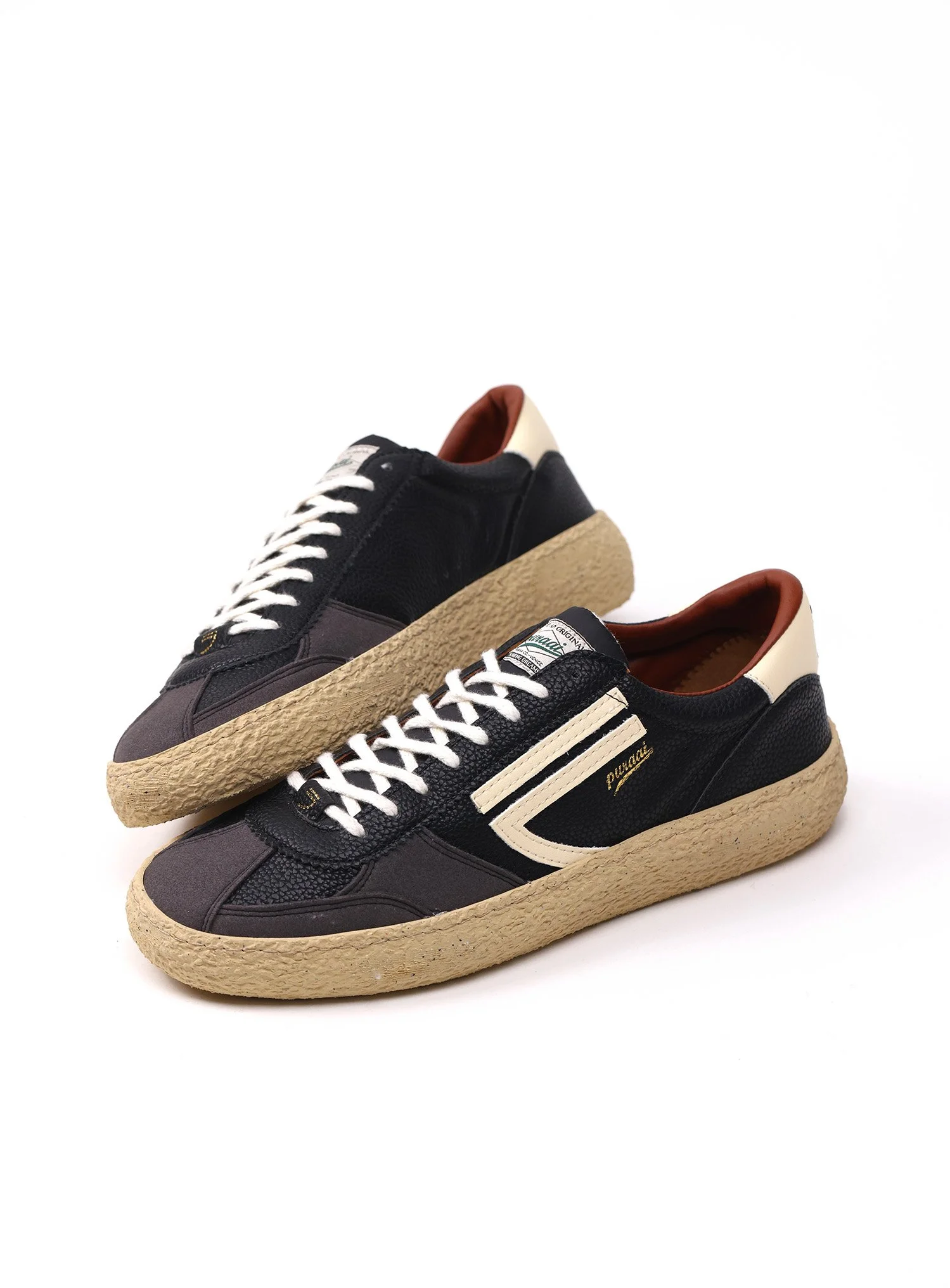 Sneakers Puraai ispirate dallo stile vintage anni 70, realizzate con materiali riciclati e biologici.