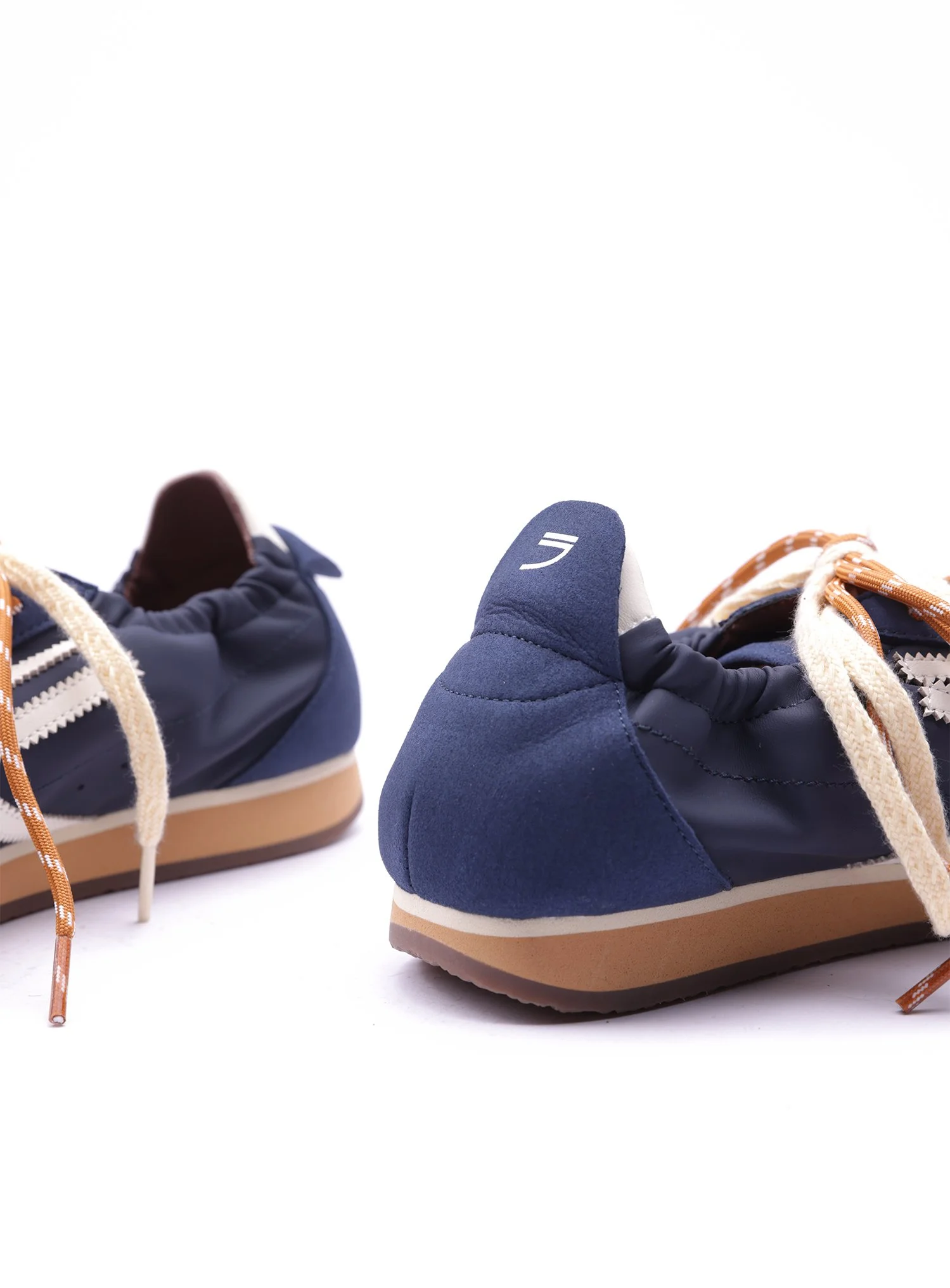 Sneakers Puraai ispirate dallo stile vintage anni 70, realizzate con materiali riciclati e biologici.