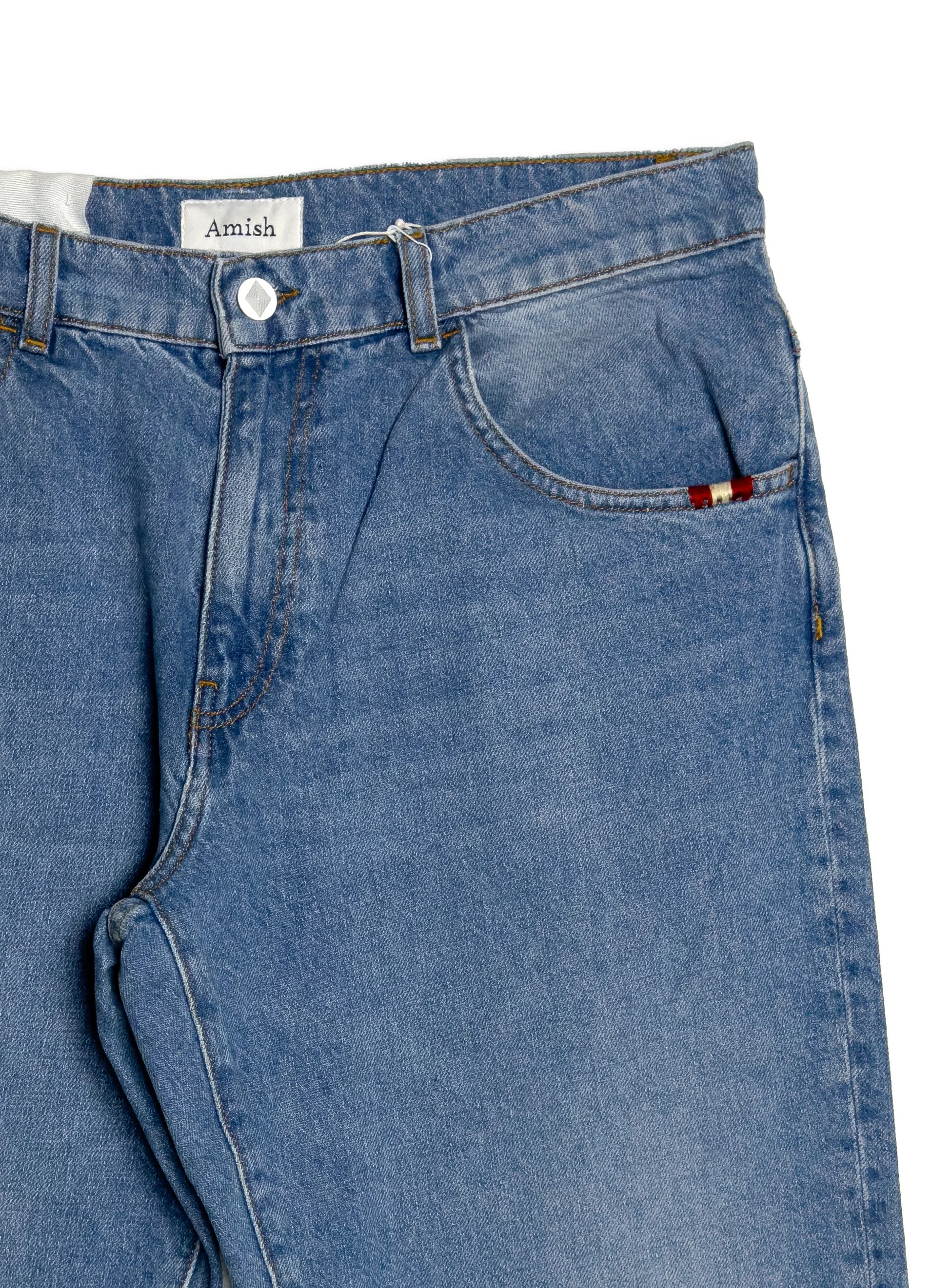 Jeans Amish tela con lavaggio chiaro e fondo dritto. Un denim moderno con una vestibilità comoda ideale da abbinare ad una scarpa bassa.