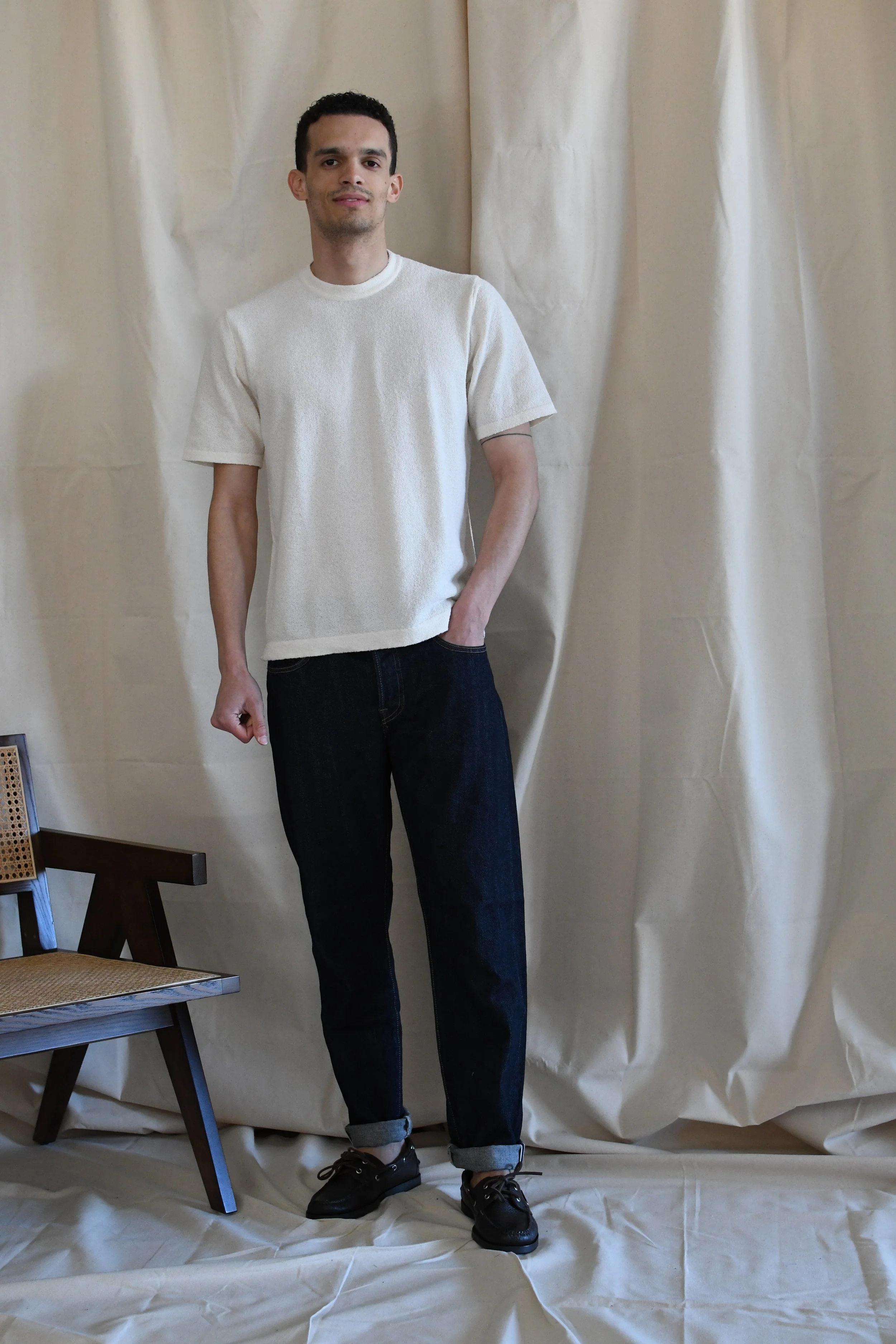 Denim Edwin rinsed tinta unita non lavato. Edwin è un marchio di denim all'avanguardia, dove risaltano l'artigianalità e la competenza giapponese.