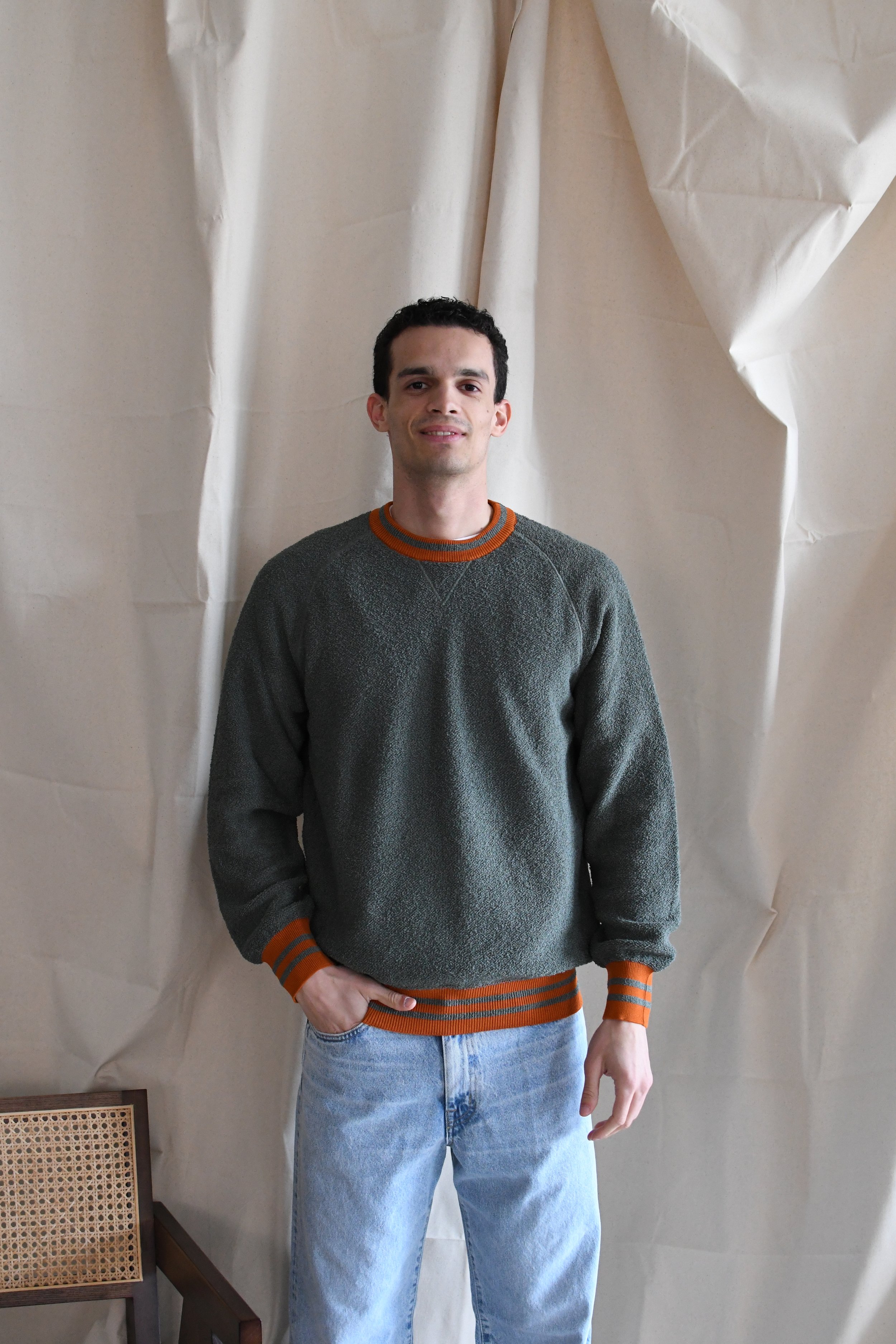 Maglia Gallia a maniche lunghe in morbido e leggero cotone effetto spugna tinta unita con dettaglio a contrasto nel collo, polsini e fondo.