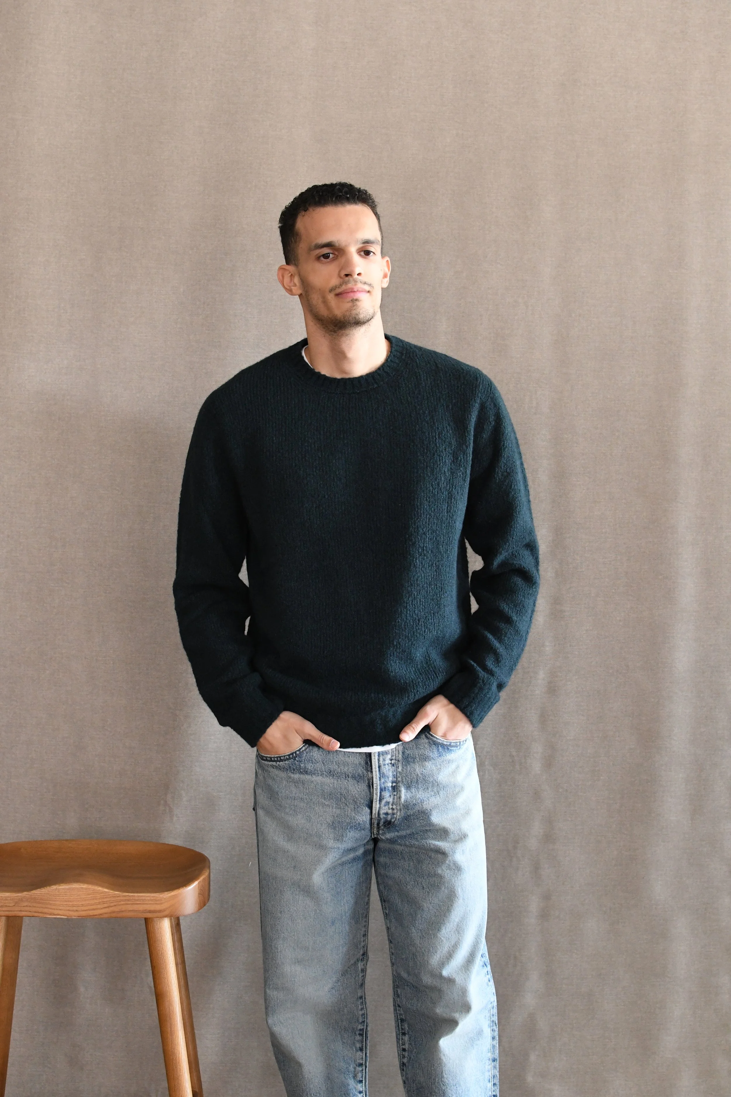 Maglia Scaglione classica girocollo tinta unita in lana e cashmere senza cuciture.