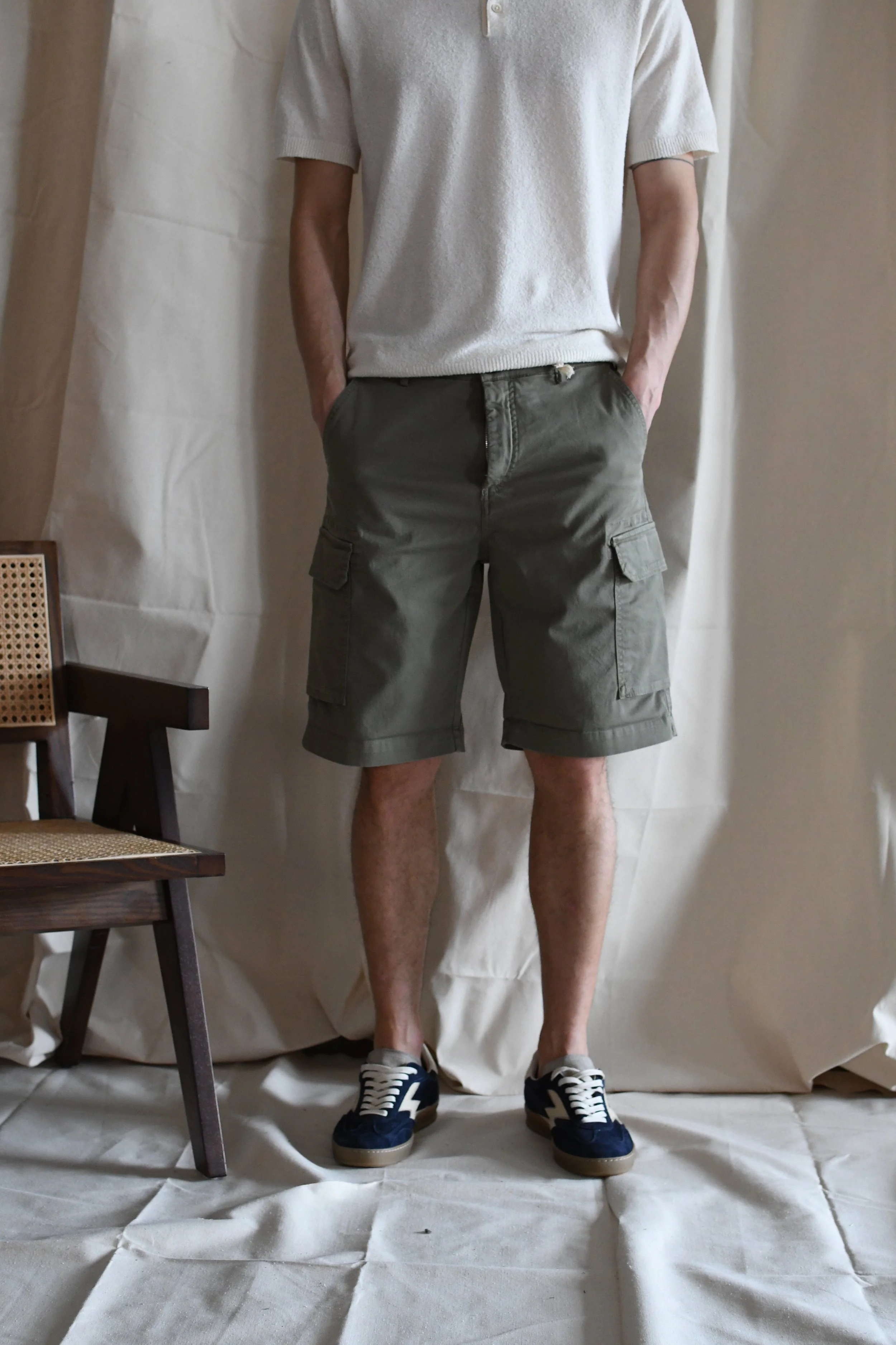 Bermuda Clark in cotone gabardina con tasche laterali.