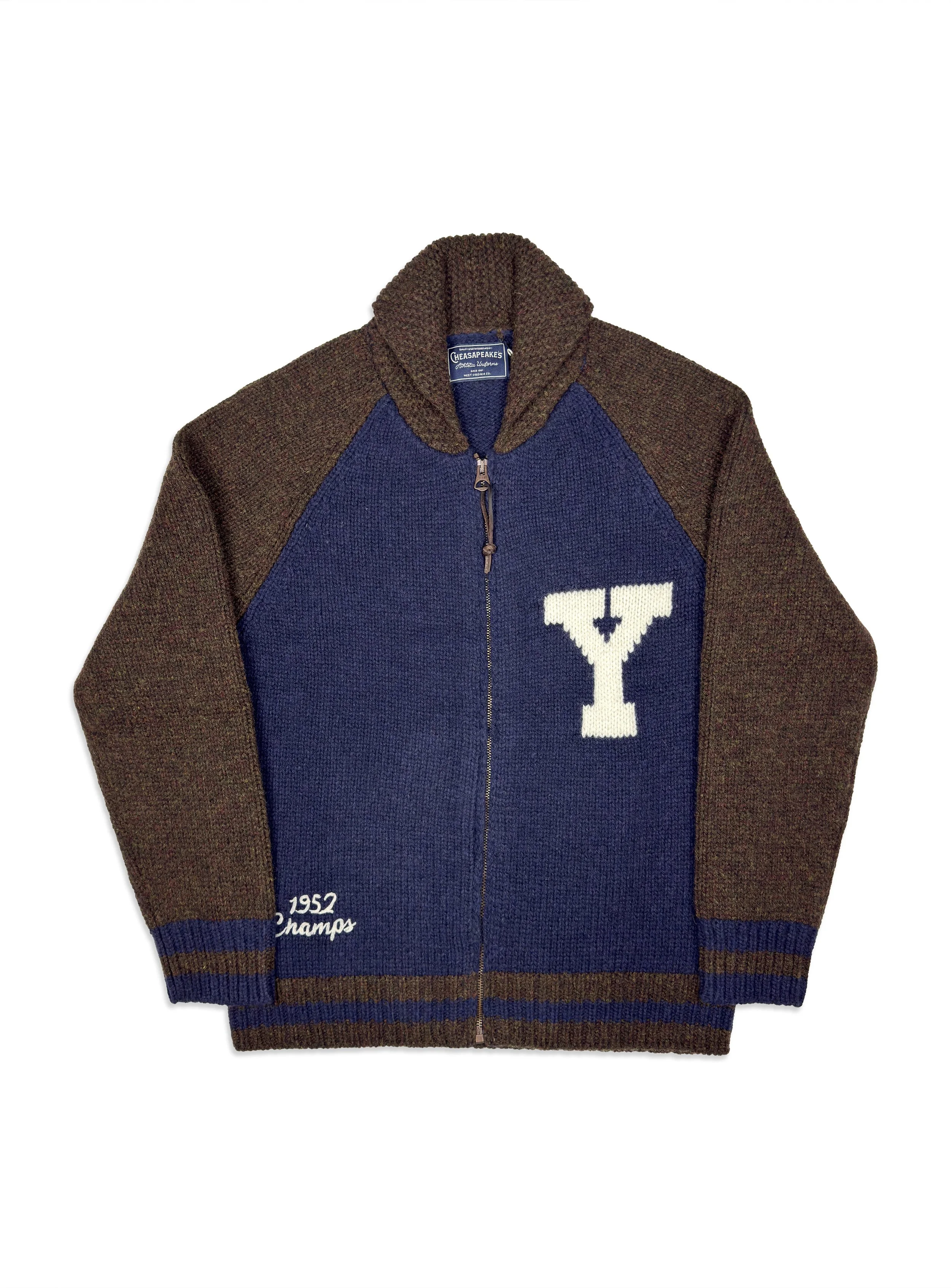 Cardigan Chesapeake’s in Lana con collo sciallato. Ispirato alle divise dei campionati dell’Ivy League.