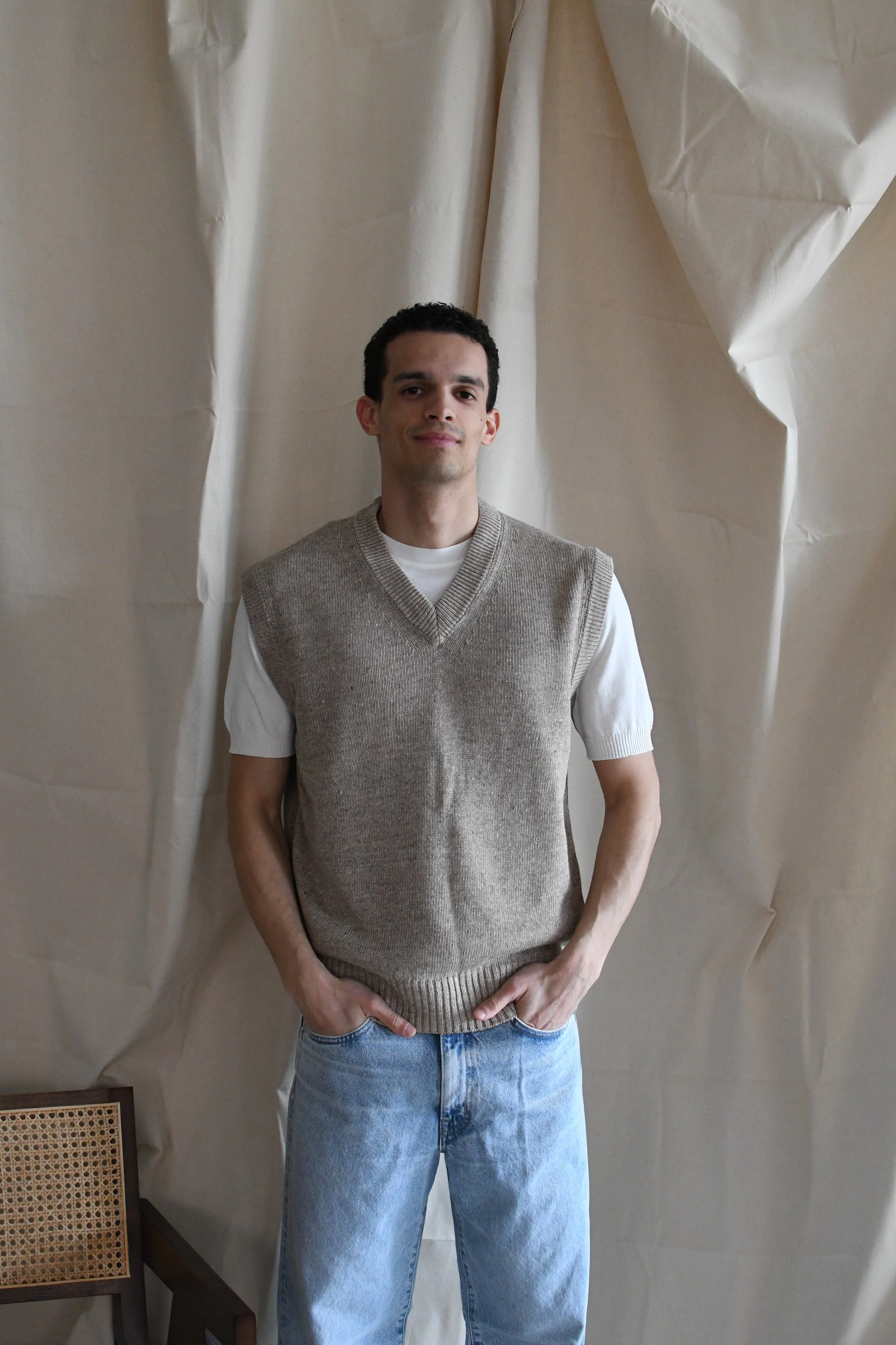 Gilet Masq scollo V  tinta unita senza maniche in lino.