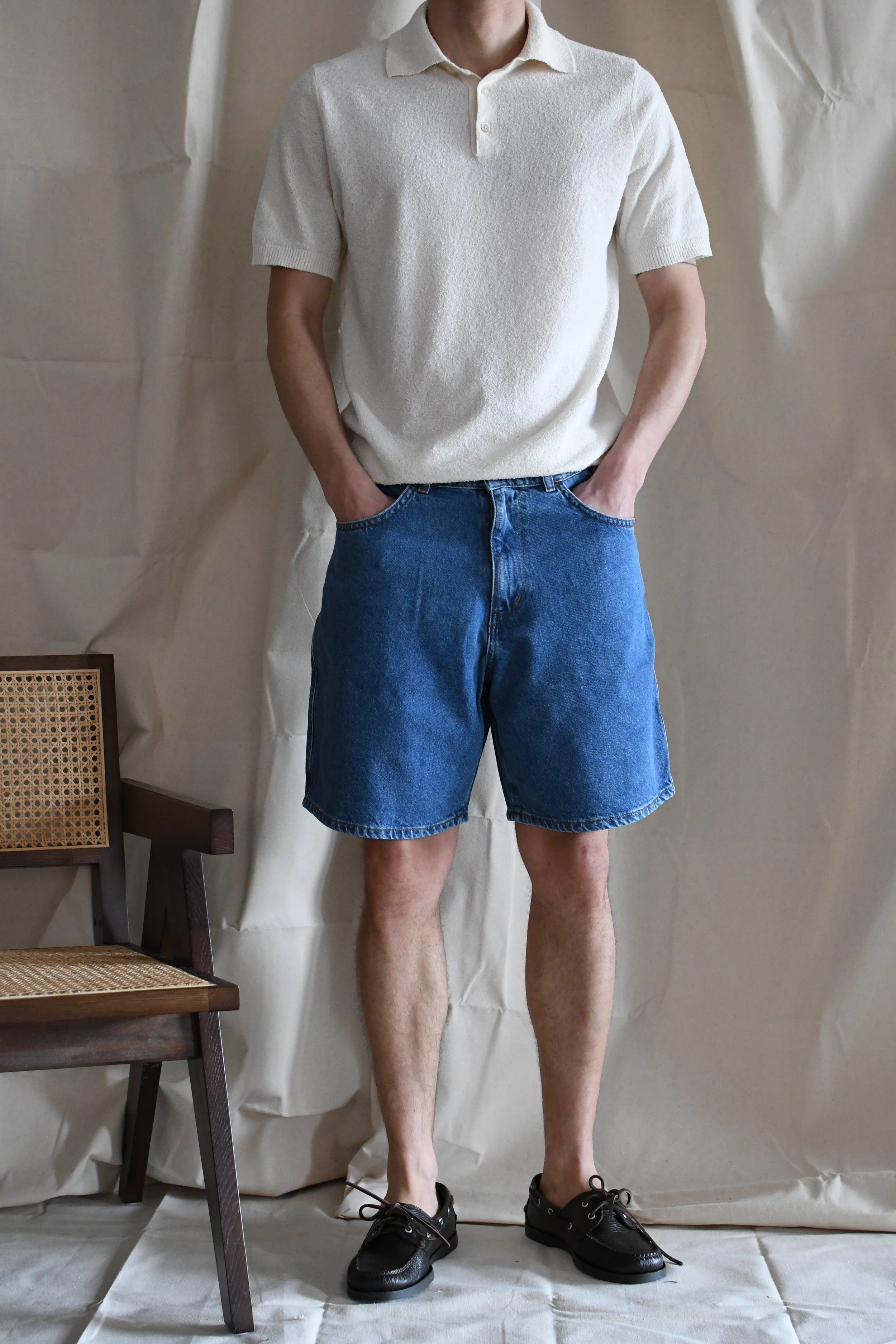 Bermuda Amish blu lavato senza strappi.