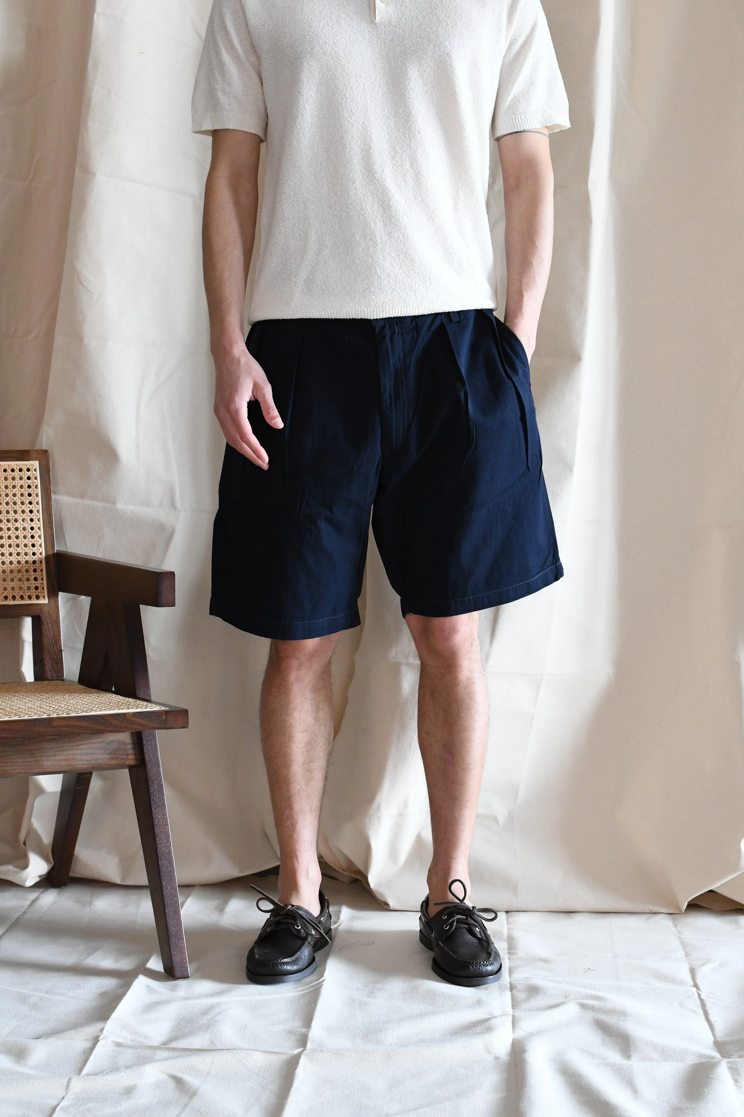 Bermuda Service Works in cotone doppia pinces tinta unita. Capo ispirato agli indumenti da lavoro delle cucine londinesi.