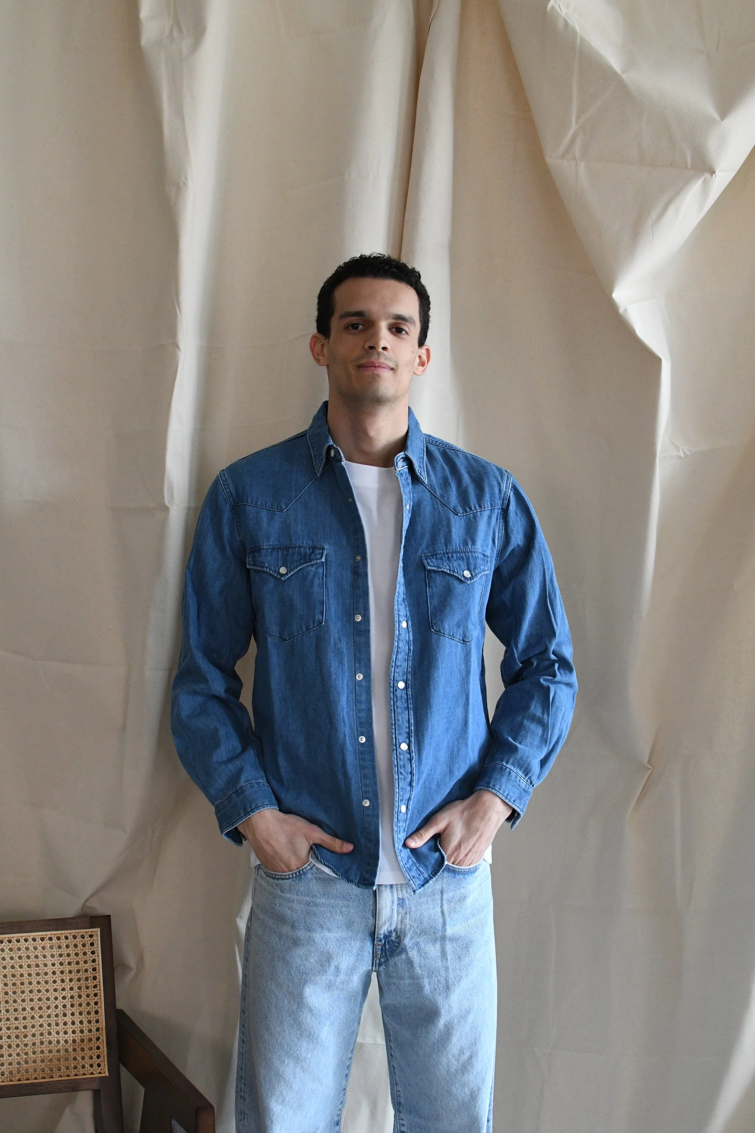 Camicia Edwin western tinta unita a maniche lunghe. Tessuto denim effetto lavato.