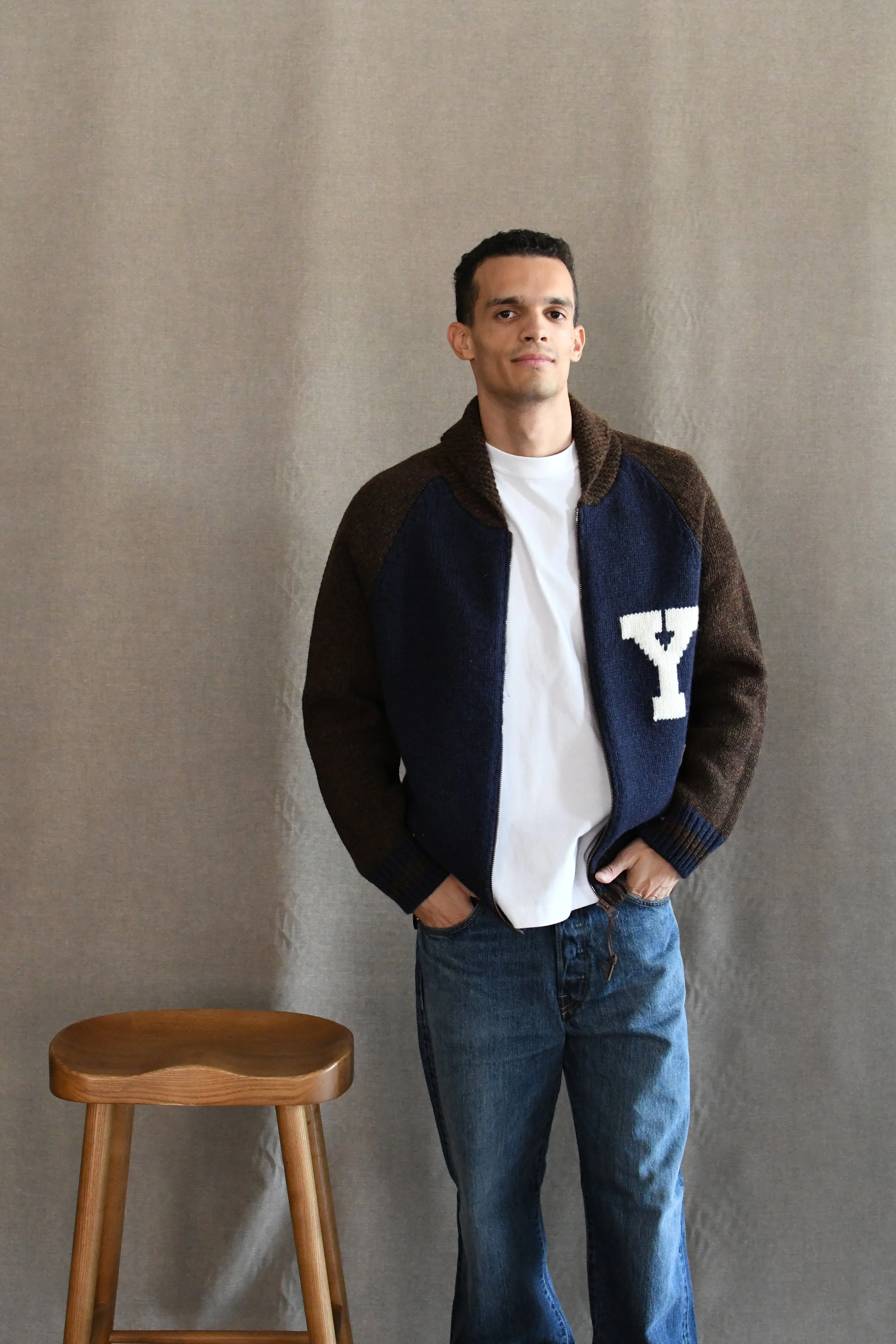 Cardigan Chesapeake’s in Lana con collo sciallato. Ispirato alle divise dei campionati dell’Ivy League.
