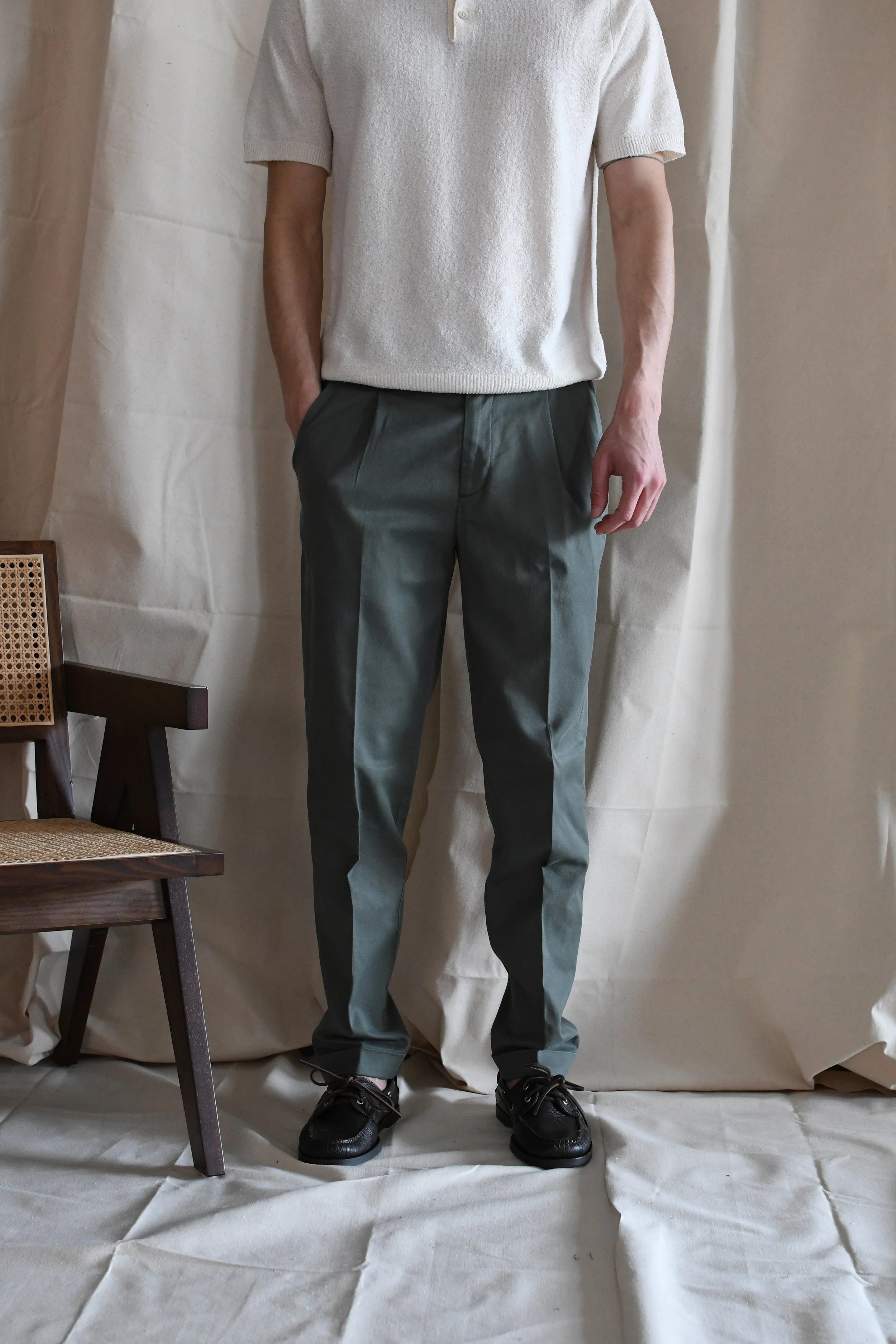 Pantalone Devorè in cotone tinta unita con pinces.