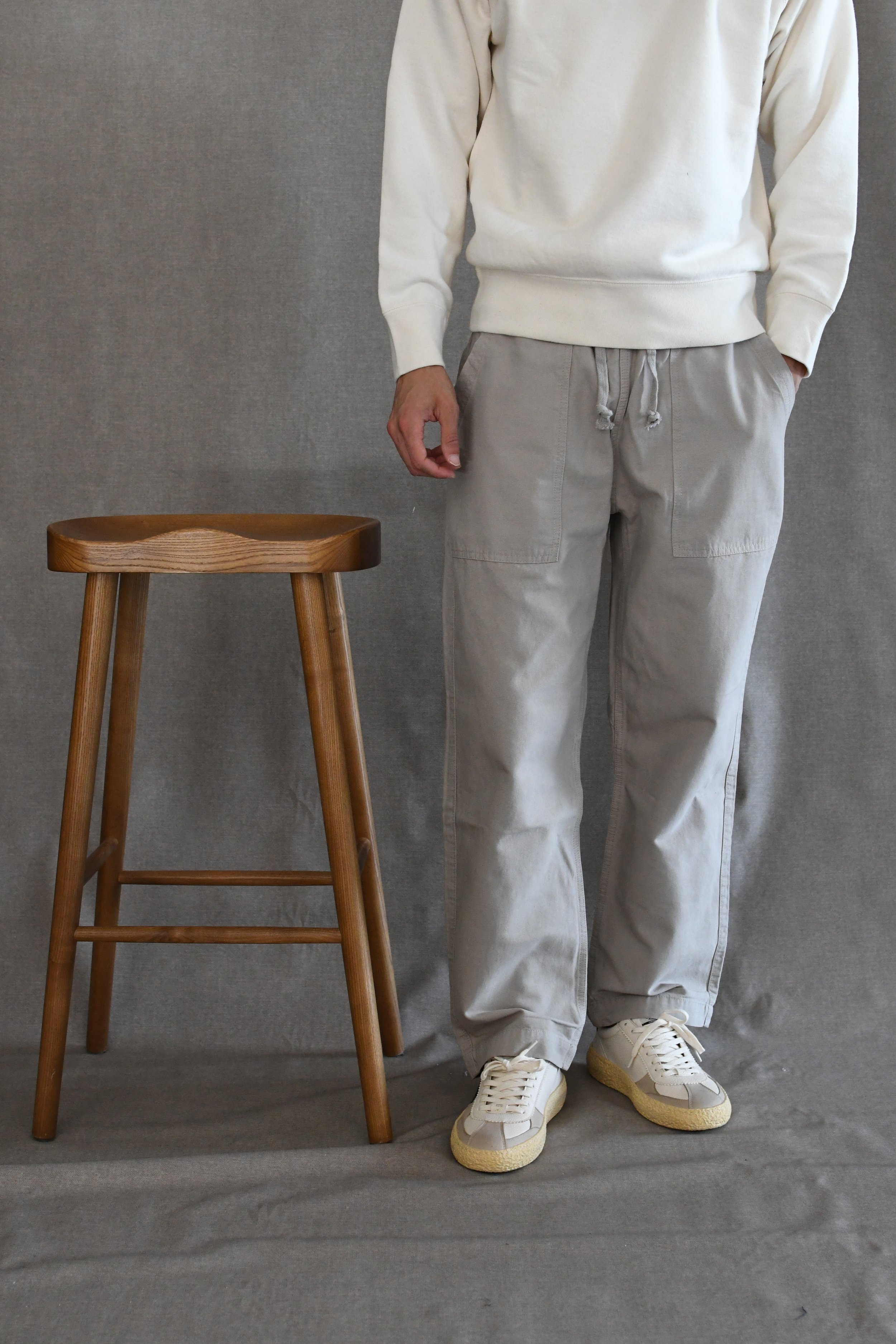 Pantalone Service Works in cotone canvas tinta unita. Capo ispirato agli indumenti da lavoro delle cucine londinesi.