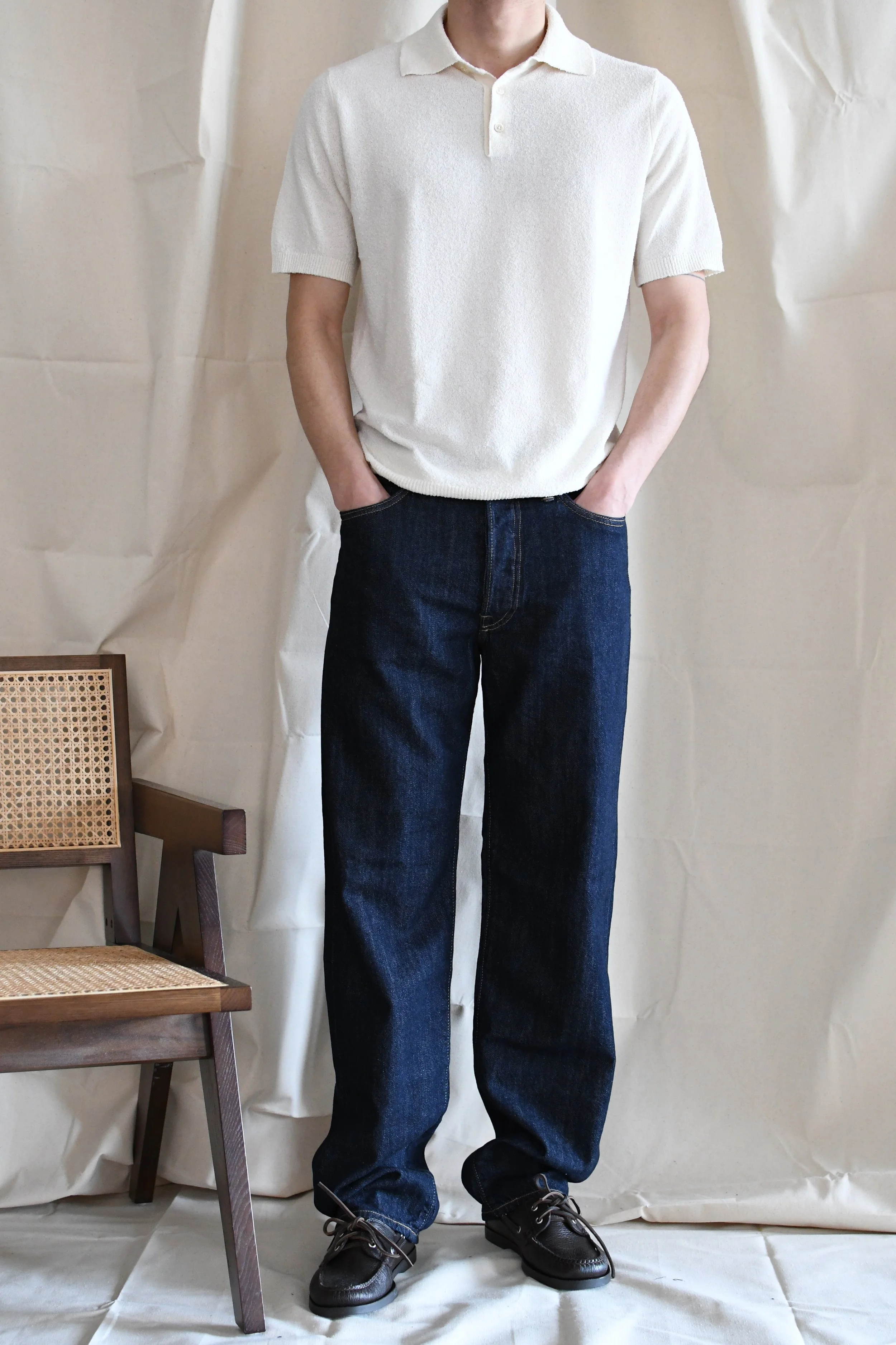 Denim Edwin rinsed tinta unita non lavato con cimosa rossa. Edwin è un marchio di denim all'avanguardia, dove risaltano l'artigianalità e la competenza giapponese.