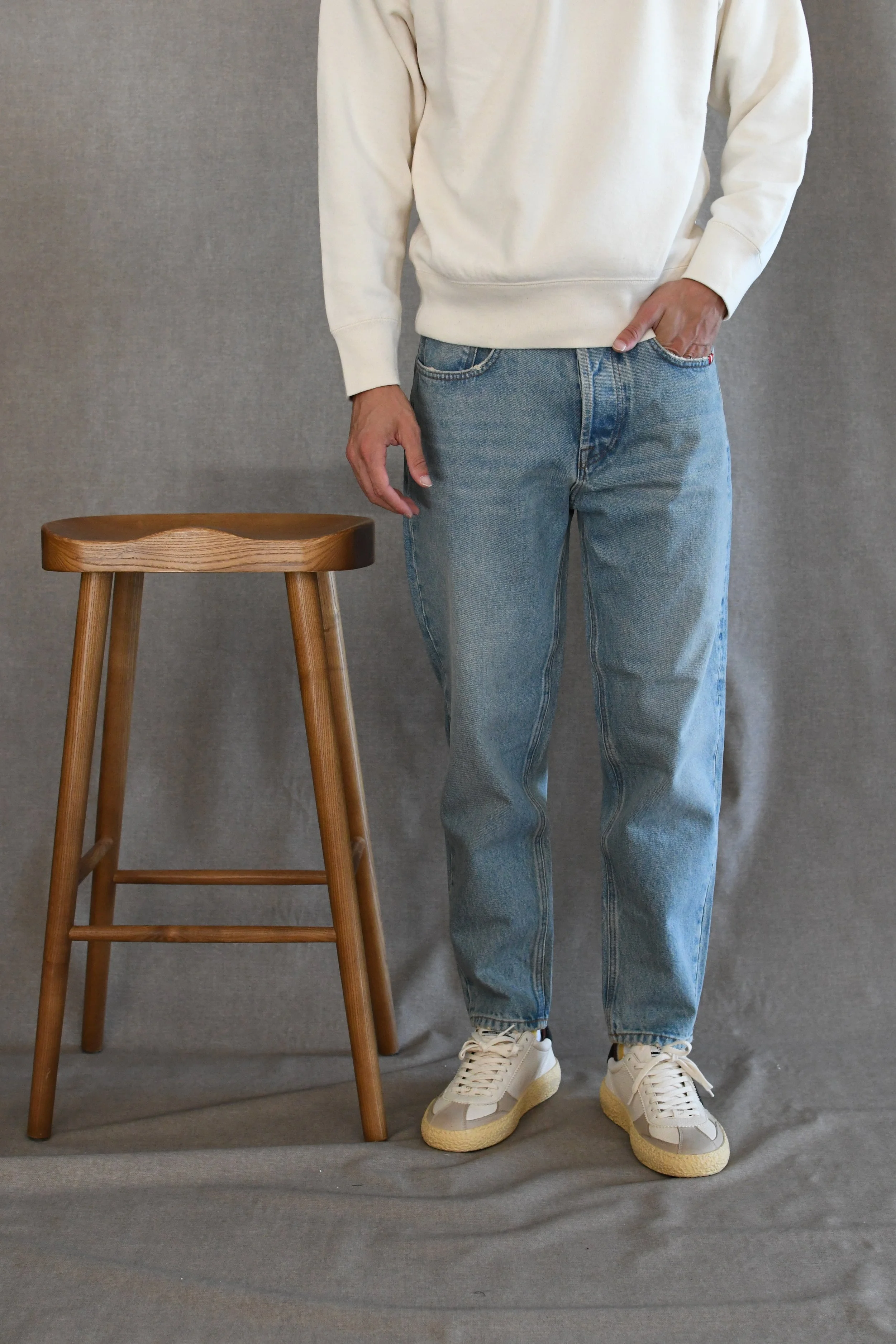 Jeans Amish lavaggio medio senza strappi. Vestibilità carrot.
