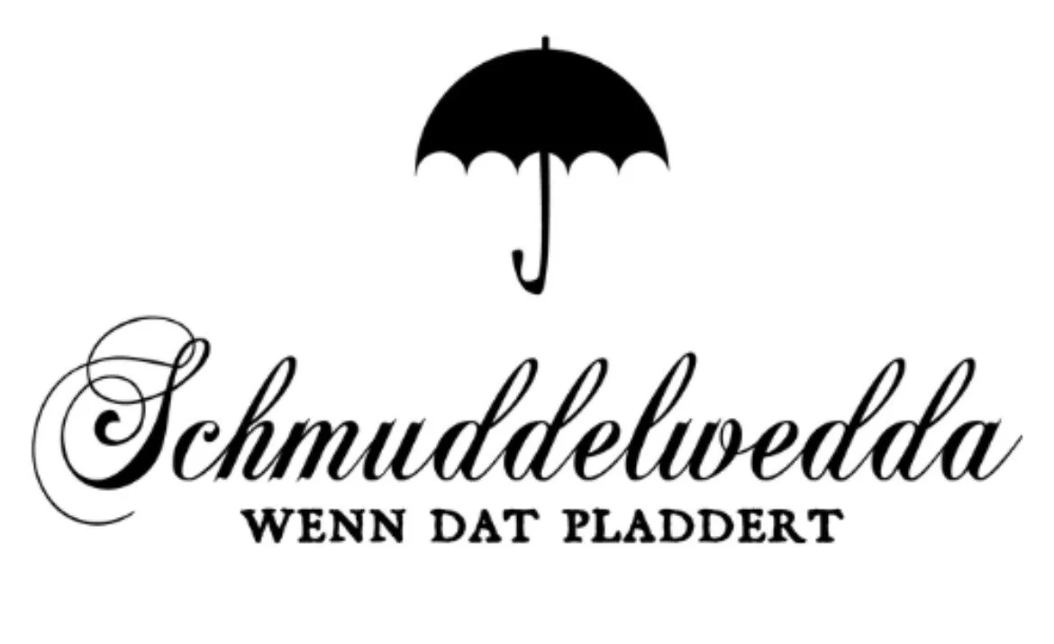 Schwarz-weißes Logo mit einer schwarzen Regenschirm-Silhouette, der über dem Schriftzug "Schmuddelweda" schwebt. Darunter steht in kleinerem Text "Wenn dat pladdert".