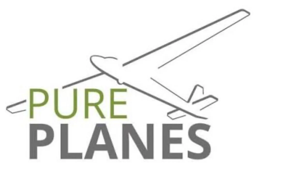 Skizze eines Flugzeugs mit dem Text "PURE PLANES" darunter.