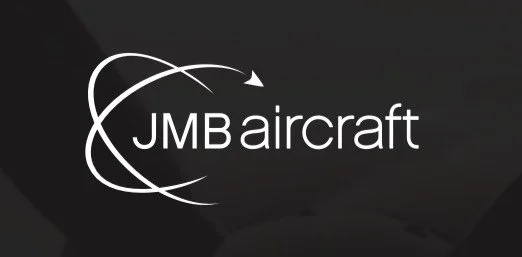 Logo von JMB Aircraft, bestehend aus einem Flugzeug-Ikon und dem Firmenname auf schwarzem Hintergrund.