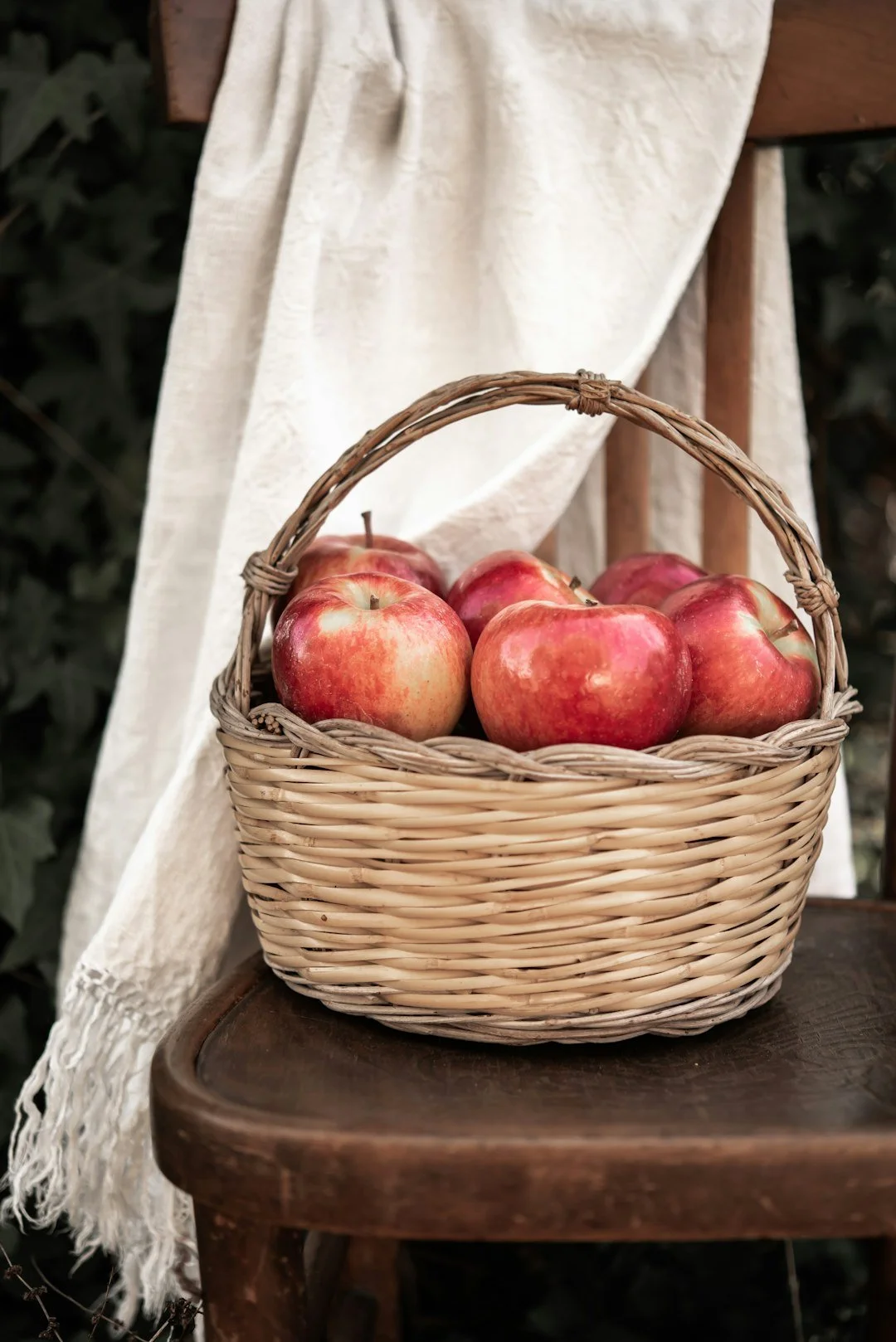 Early autumn in therapeutic work: the search for the children in the apple tree