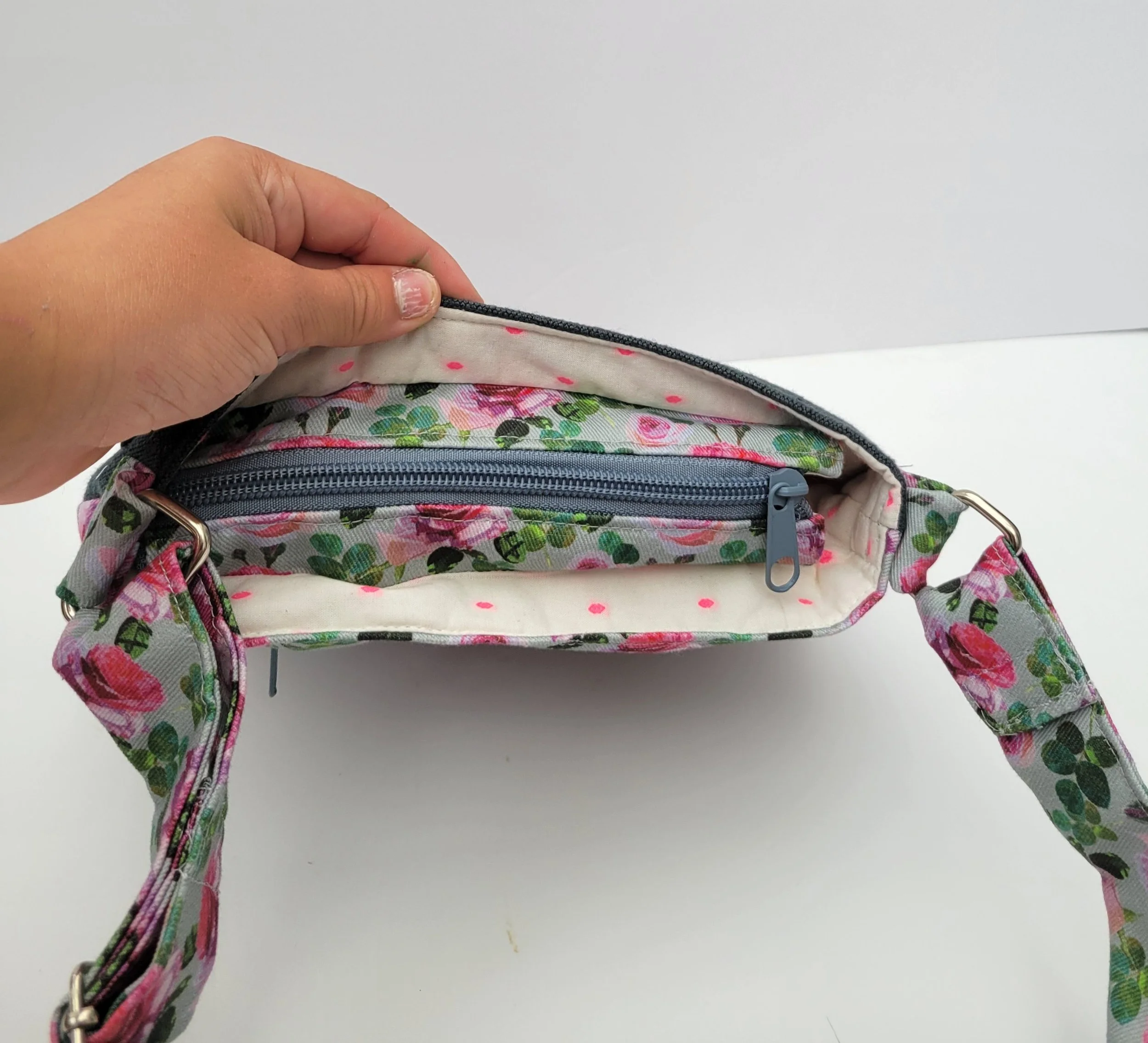 Botanica-shoulder-bag-rose-recessed-zipper.jpg