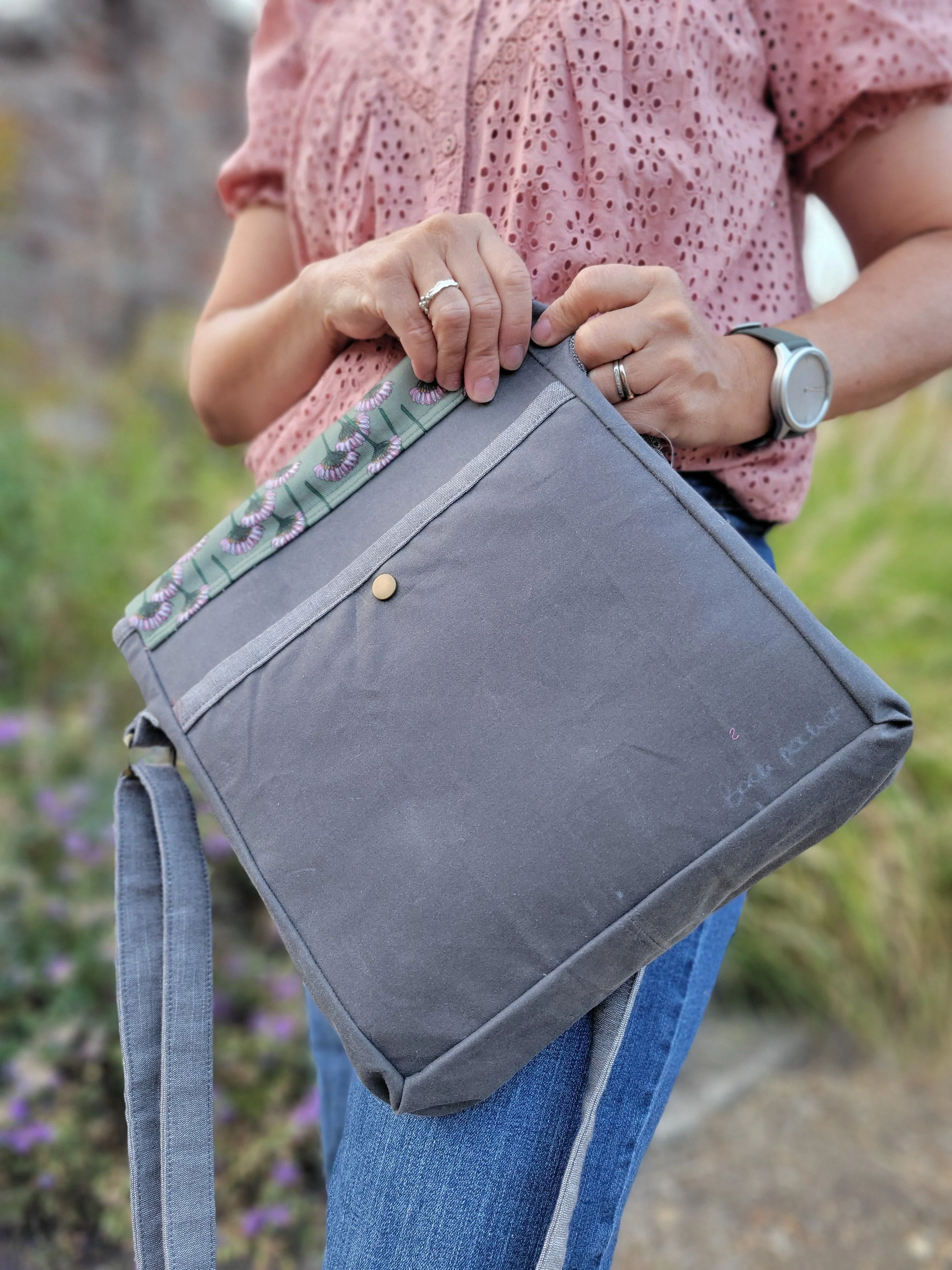 Back-pocket-Botanica-daisy-messenger-bag.jpg