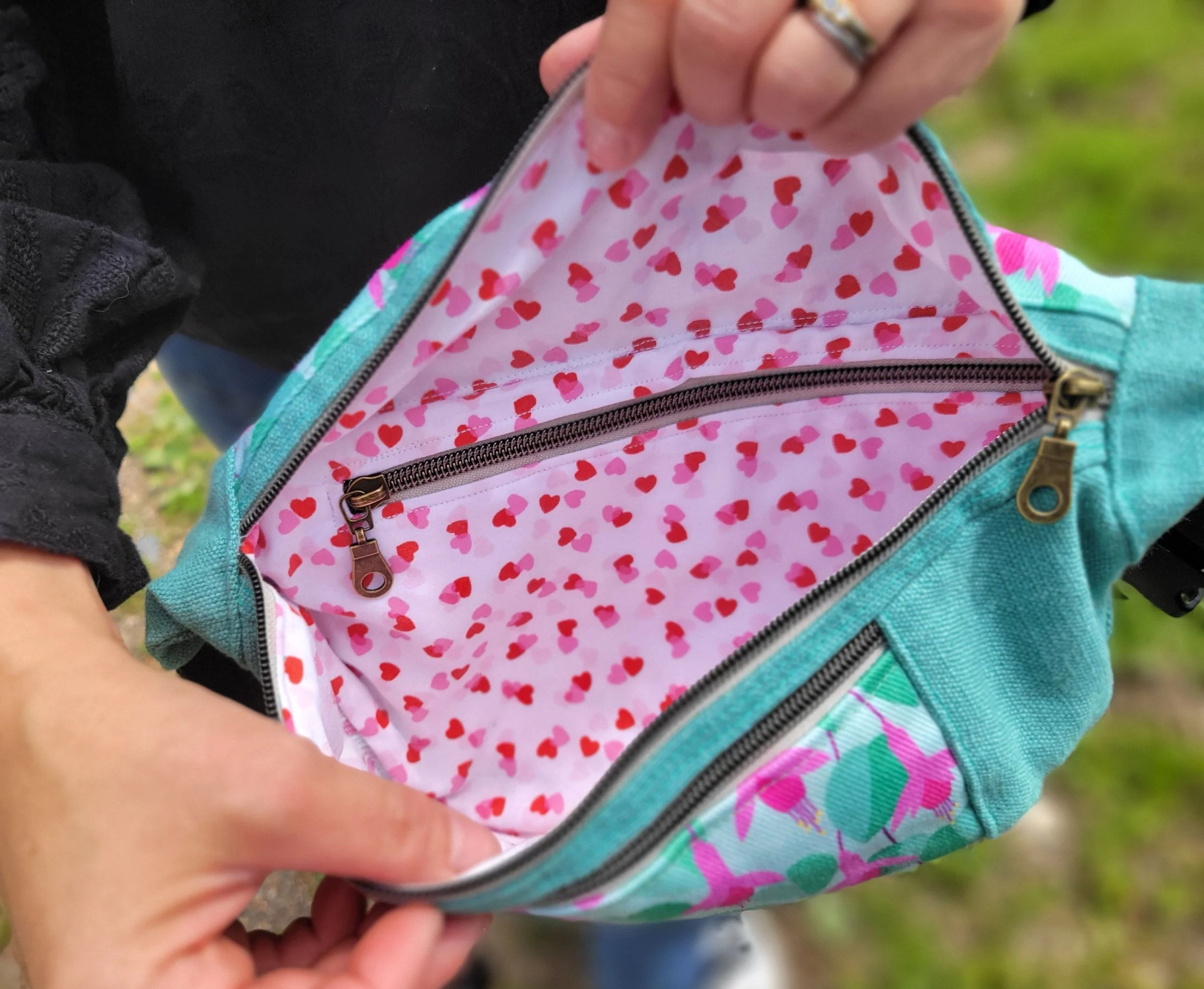 Lining-turquoise-fuchsia-bumbag.jpg