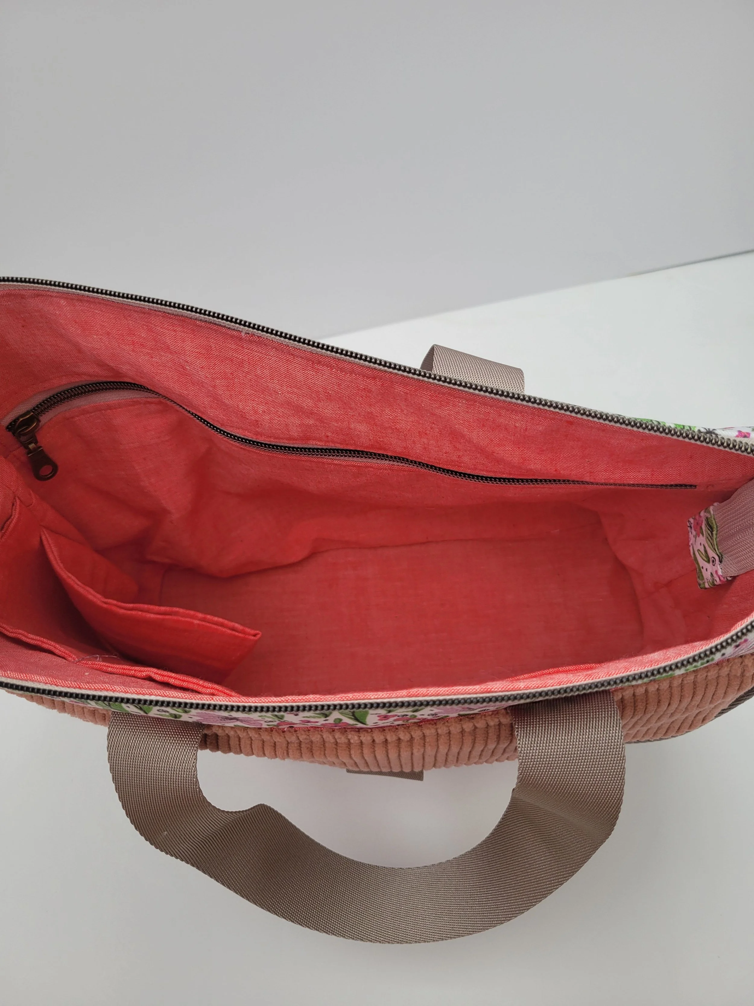 Botanica-bag-tote-doodle-flower-lining-bottle-carrier-zipped-lining.jpg