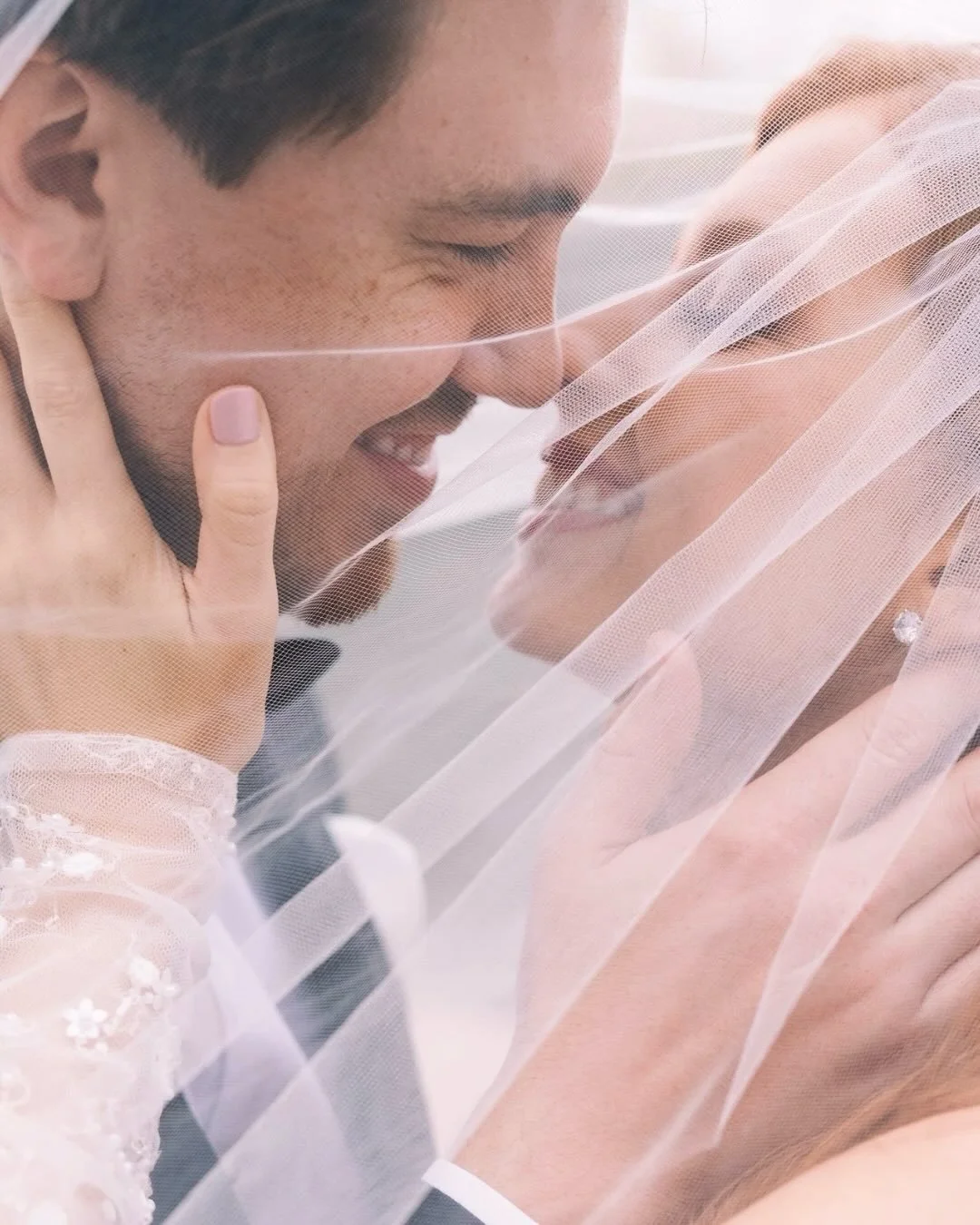 Alys Beach wedding at Caliza Pool, December light, coastal mood.

Muted skies, white architecture, everything feeling quietly European. Elaina and Zach kept it relaxed, stylish, fully in it. One of those days that felt as good as it looked.

2026 boo