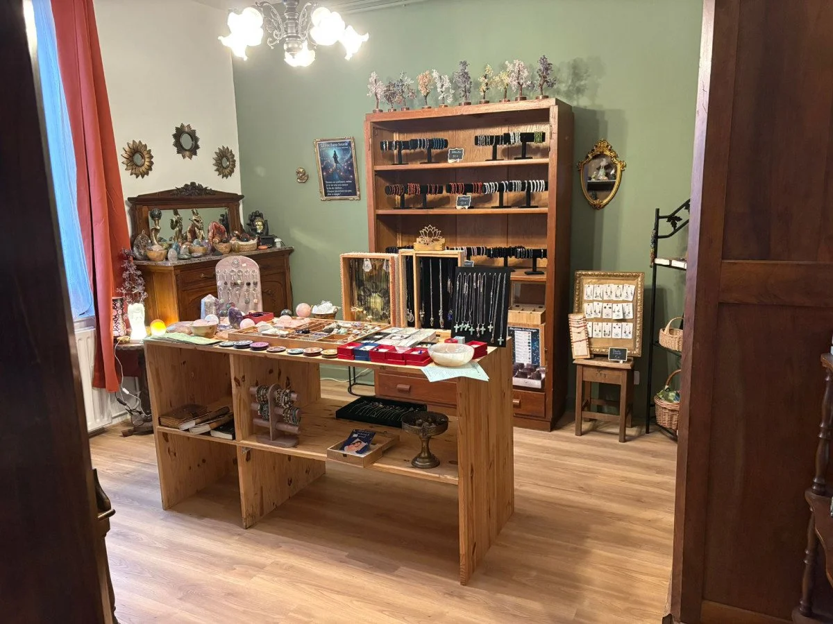 Vitrine ou stand de bijoux avec colliers, bracelets et autres Accessoires. Décoration vintage avec meubles en bois et miroirs