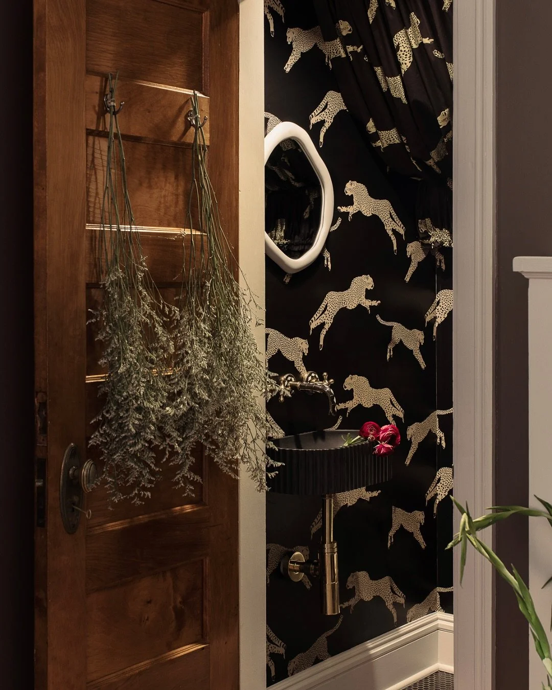 Proof that powder rooms are the perfect place to go bold. This  space may be small, but it&rsquo;s serving major drama, and we&rsquo;re here for it.

📸 @meganlorenzphoto