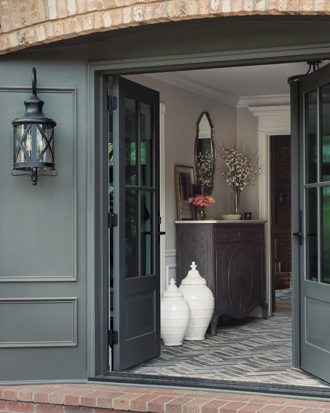 We&rsquo;re excited to share some enchanting entryways we&rsquo;d love to explore while trick-or-treating tonight..🎃 👻 

Wishing you a spooktacular Halloween from the Savvy team!

📸 @meganlorenzphoto &amp; @karenpalmerphotography