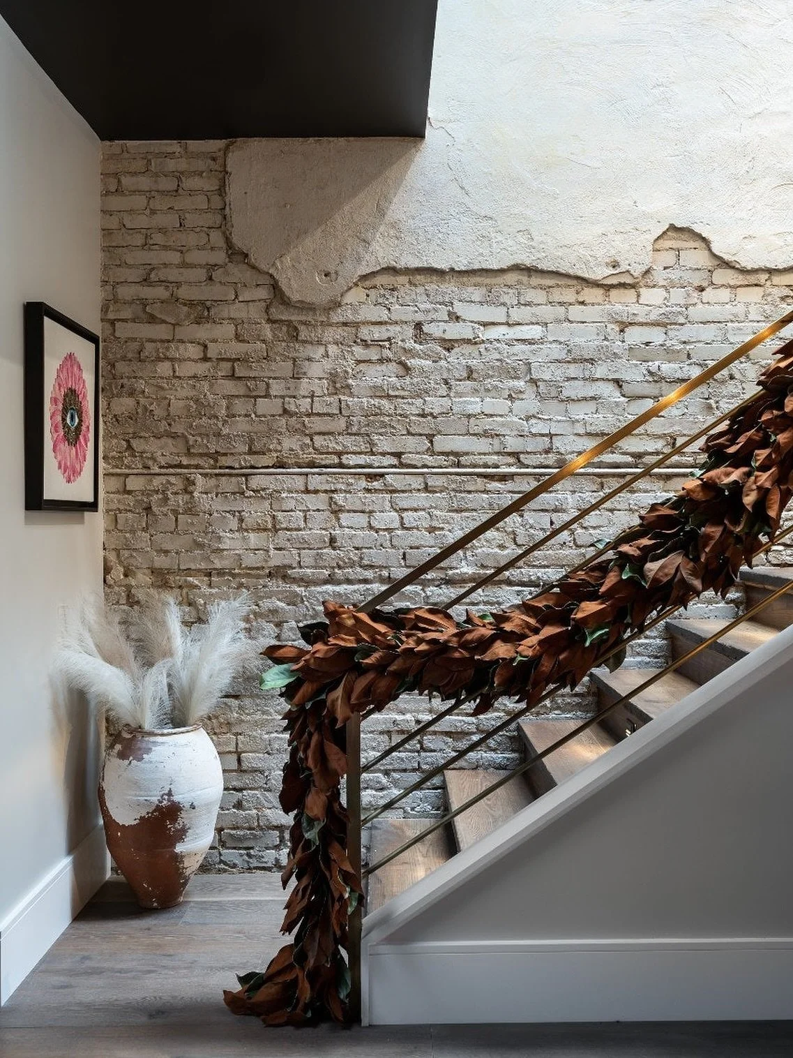 When your love of the holidays meets your love of botanicals✨  Magnolia leaf garland is always the answer.✨

📸 @karenpalmerphotography