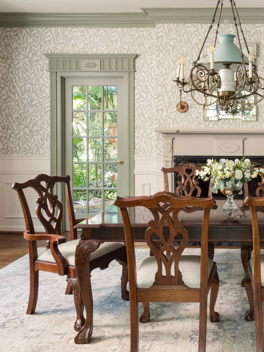 We believe a good wallcovering ( &amp; design team 😉 ) can completely transform a room ~ don&rsquo;t believe us? Just swipe to see the before! 

This @phillipjeffriesltd wallcovering has brightened and elevated the feel of this space. 🌿 

Save this