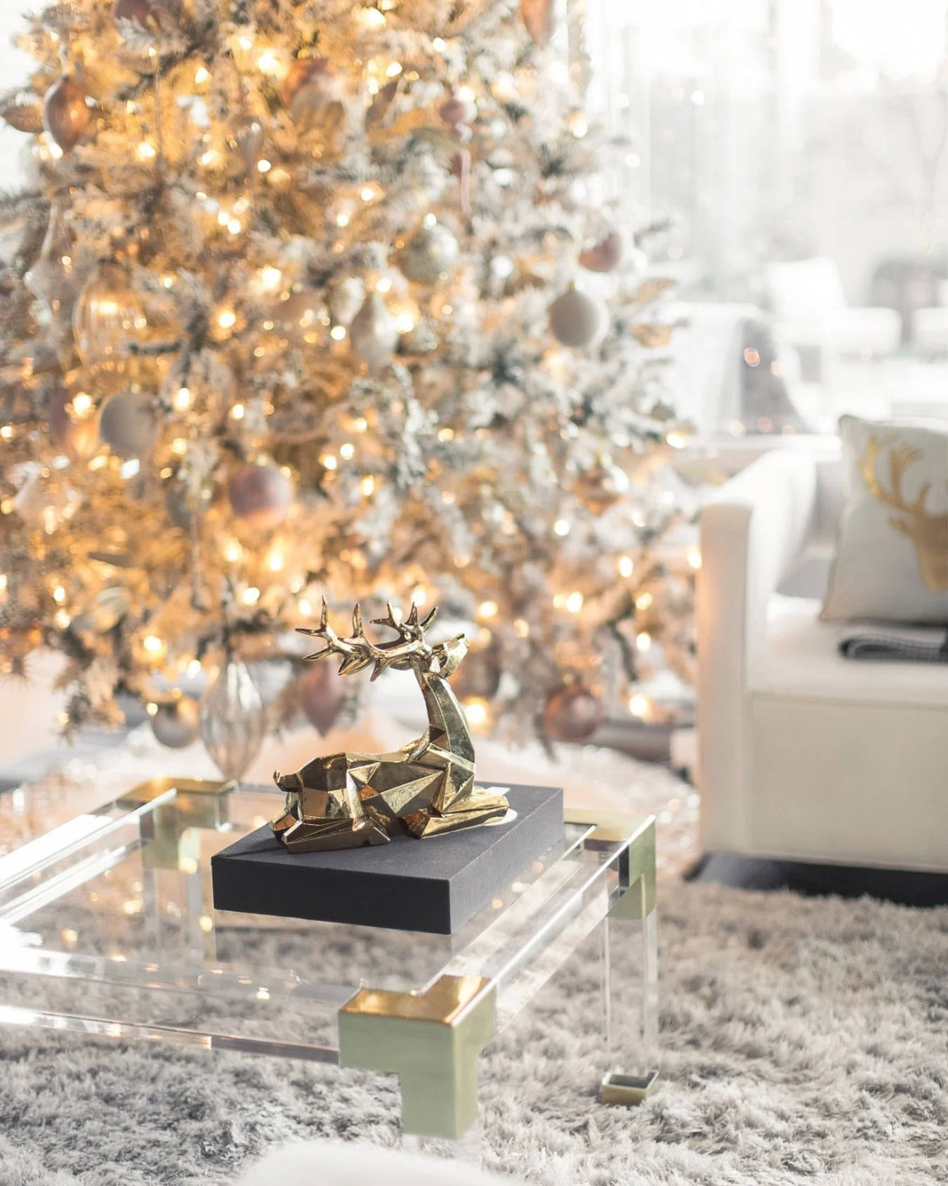 Oh, how we love the holiday season ✨ The flocked tree, the monochrome ornaments, the sweet reindeer details , it all feels magical.

And can you believe this time next week is already Christmas Eve?! Where does the time go? 🎄🤍