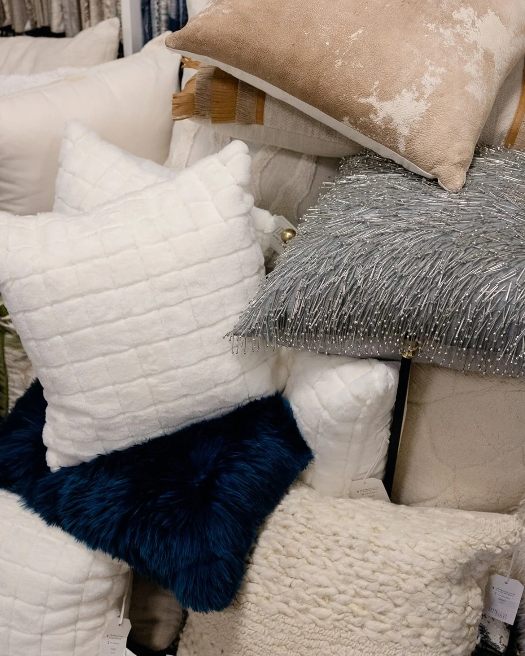 The right home accessories have the power to transform&hellip; a great throw pillow, a perfectly placed holiday accent, sometimes it&rsquo;s those small touches that make all the difference. ✨

If you&rsquo;re still looking to add a little holiday ma