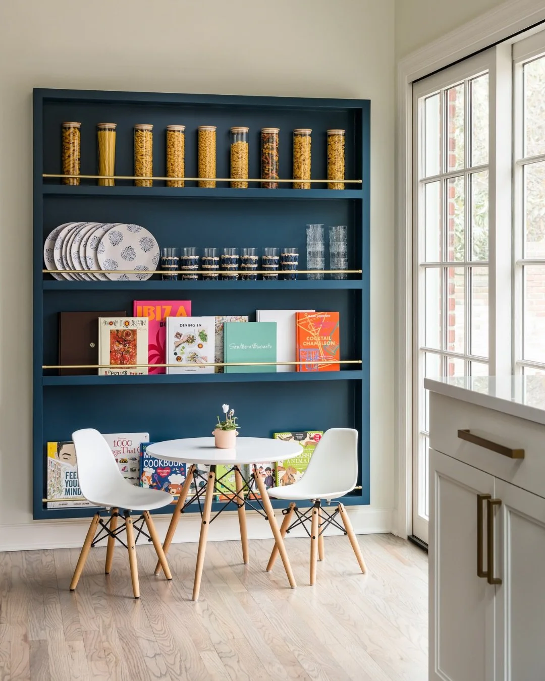 Take a look at this stunning kitchen transformation! 💙 

The rich indigo blue perfectly unifies the space, giving it a modern and lively feel. This design perfectly demonstrates how color, chosen well, elevates everything.

📸 @karenpalmerphotograph