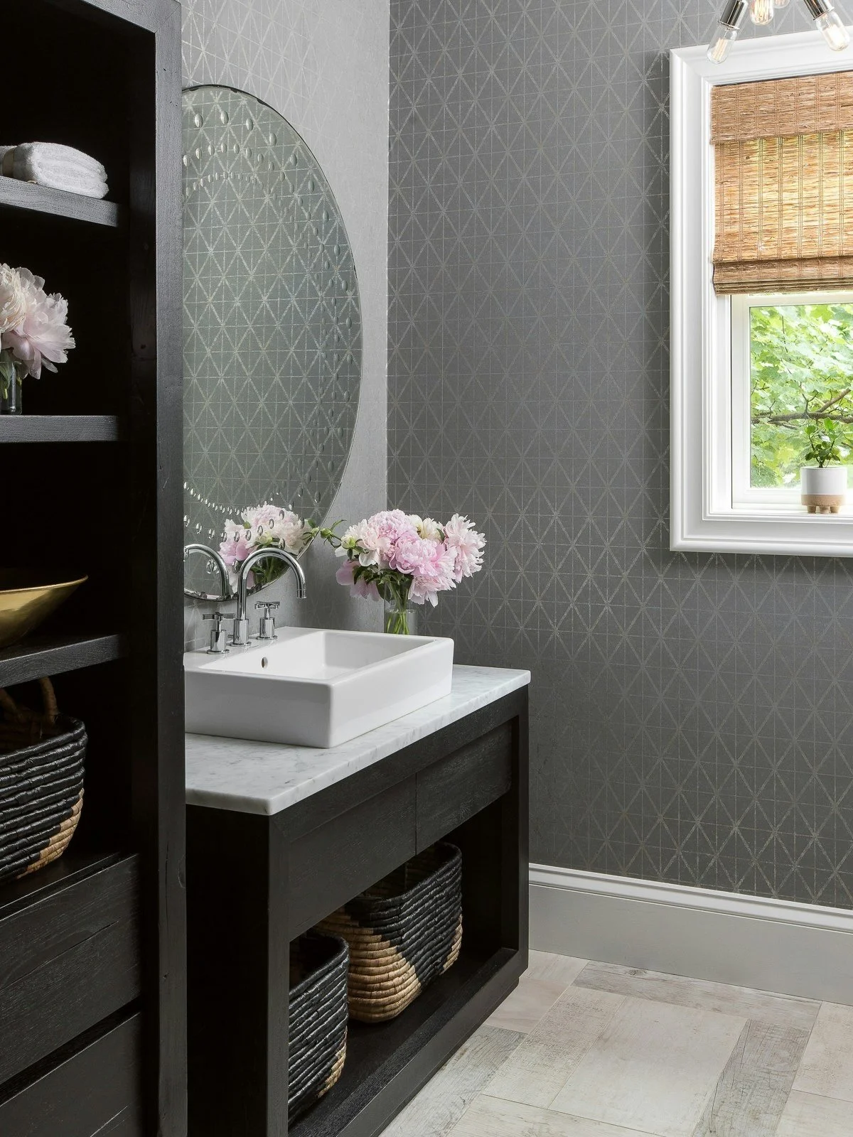 Love a bold wallpaper but worried about commitment?
Powder rooms are the perfect space for big design moments. ✨