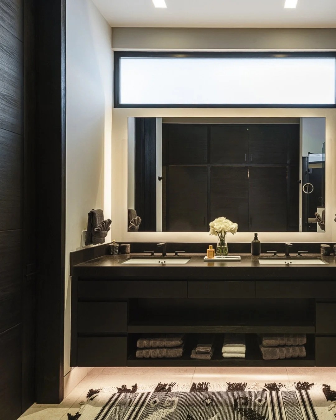 We&rsquo;re all about those classic black and white vibes! 

Check out this stunning primary bathroom from our vacation design project in Cabo San Lucas, Mexico. 🖤🤍