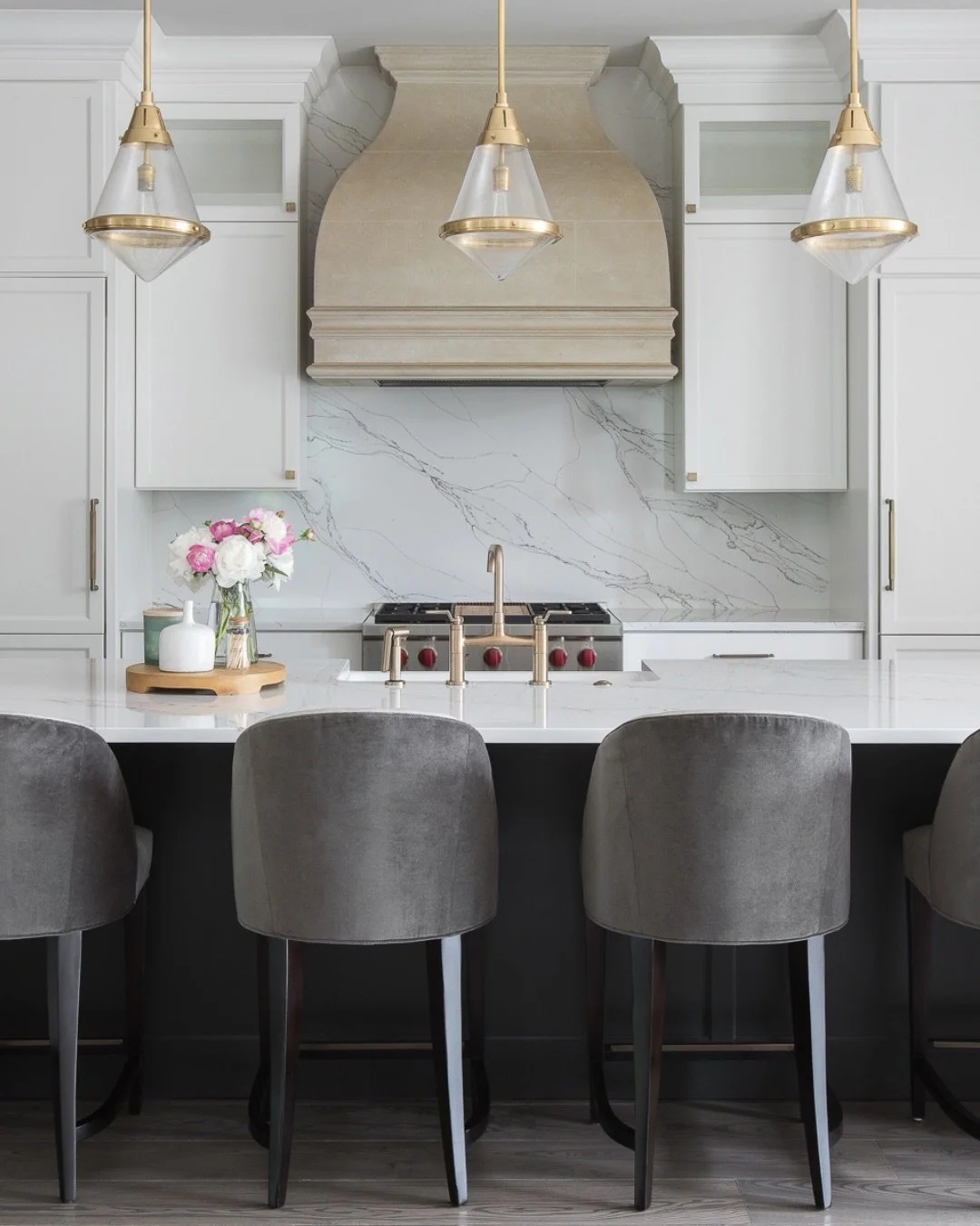 The kind of kitchen that makes you want to pull up a chair and talk to your bestie all afternoon. Snacks optional, but highly recommended. 

🌸  Designed to be as functional as it is gorgeous, this space is proof that you really can have it all.

📸 