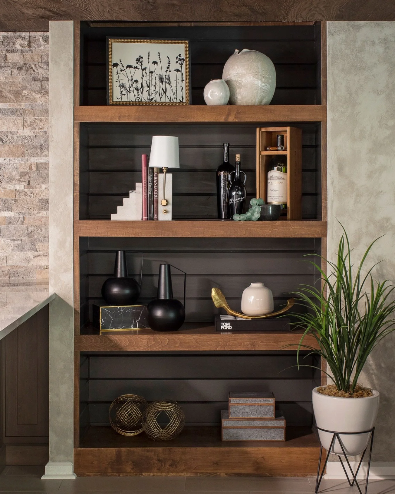 The perfect shelfie, in our opinion? It always includes a few pieces from @editbymsquared. ✨

Shop this look this weekend at @editbymsquared 🛍️