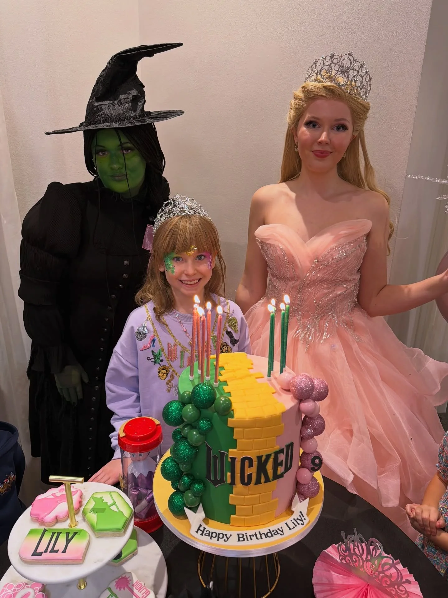 🩷 💚 Invite these two witches to your next celebration 🩷 💚 
.
.
.
#glinda #wicked #elphaba #charactervisit