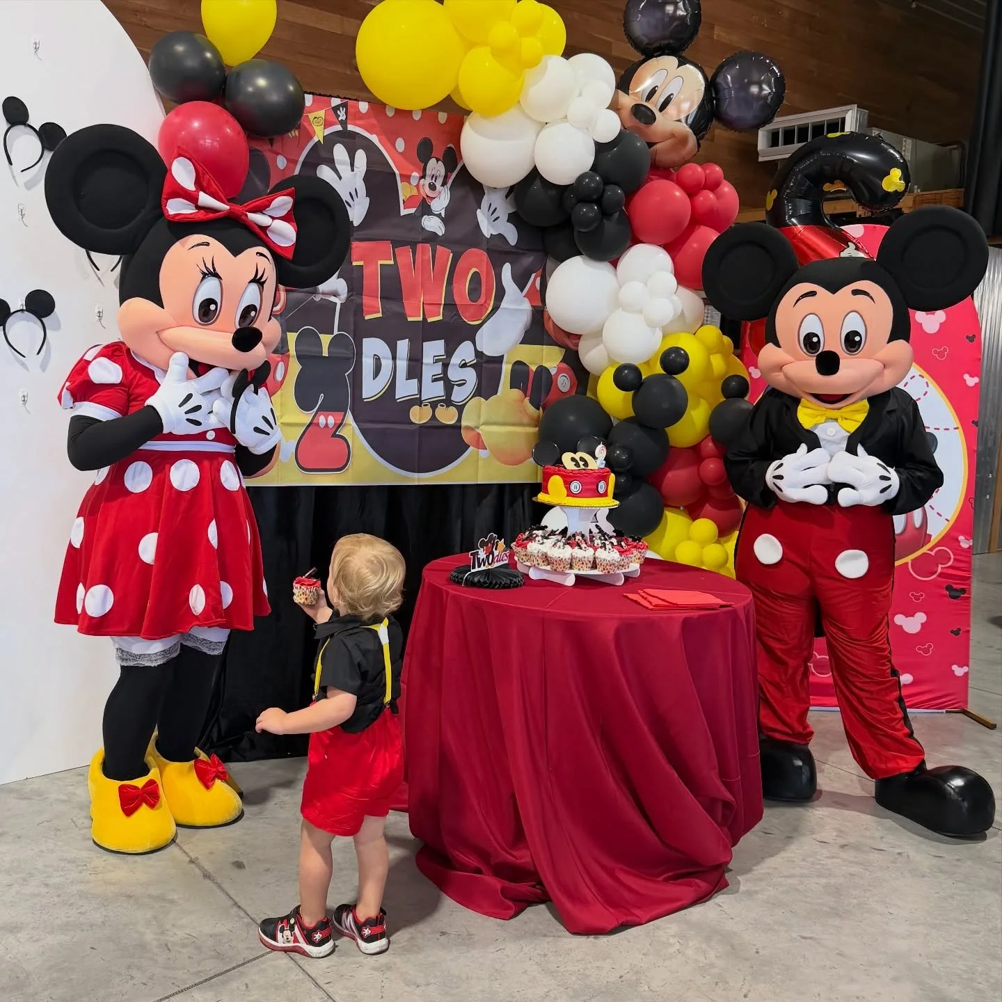 Cupcakes taste better when shared 🧁💕
Our favorite mouse duo spreading smiles, hugs, and a little extra sweetness at today&rsquo;s celebration ✨
.
.
.
#CharlotteKids
#CharlotteParties
#CharlotteEvents
#NCParty
#CharlotteMoms
