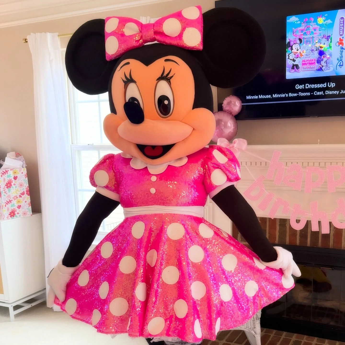 Closer look 🌷🌷🌷 
.
.
.
#charlottenc #characterentertainment #minniemouseparty #pink